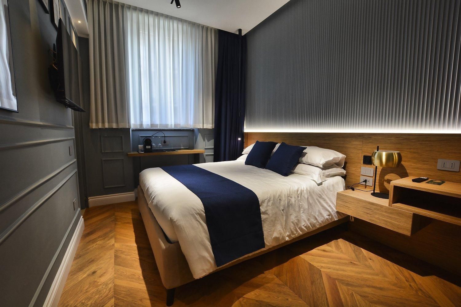 Deluxe - 1 Queen Bed