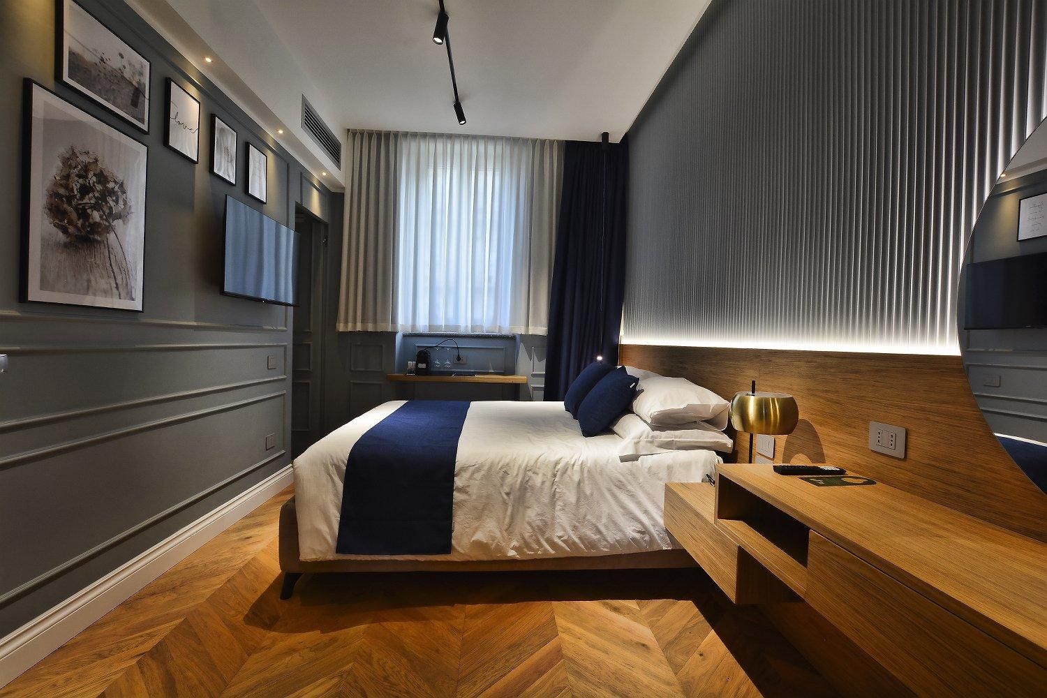 Deluxe - 1 Queen Bed