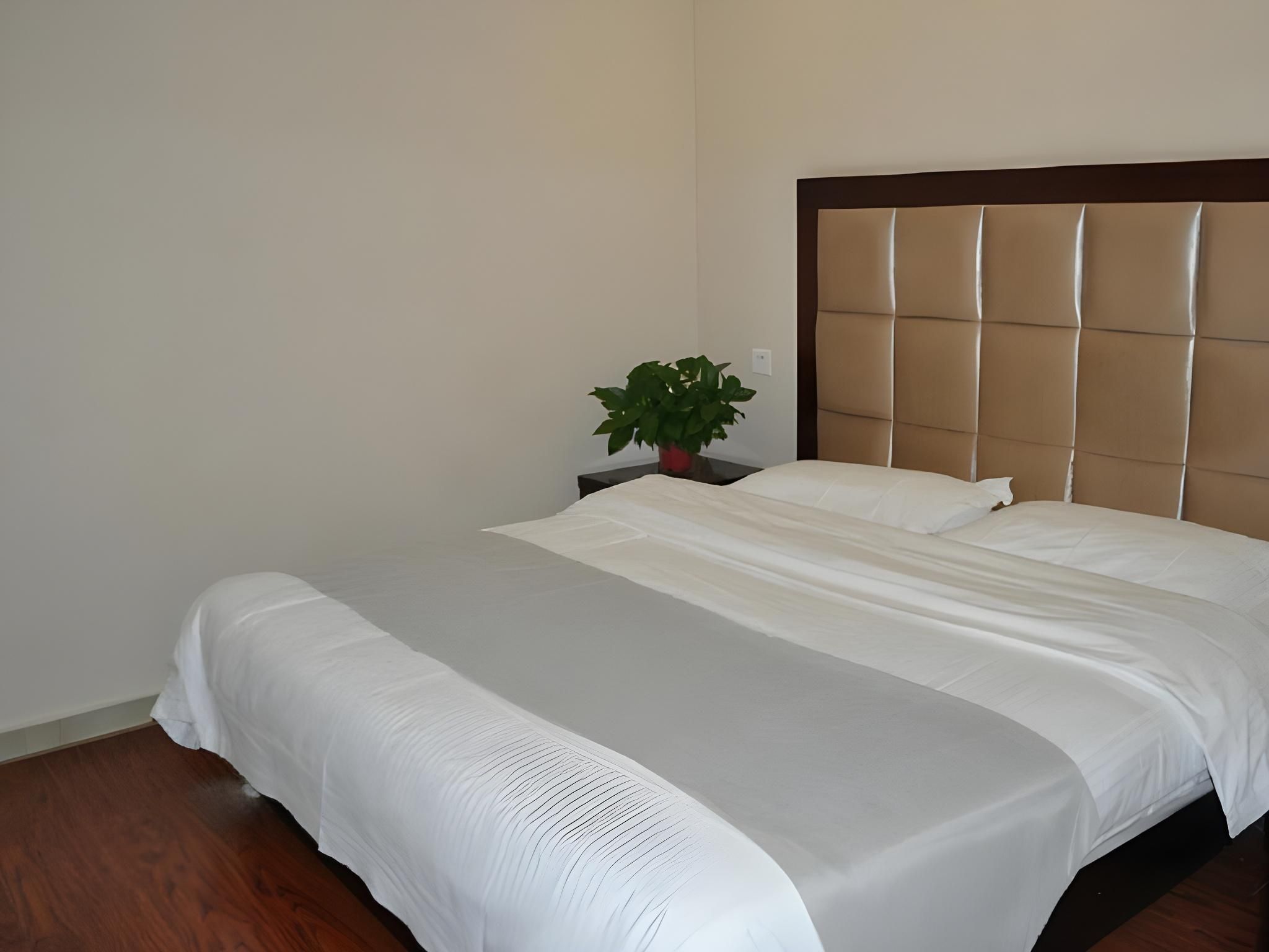 GTI - 1 Bed Guest Room no Window, 1.8M Bed