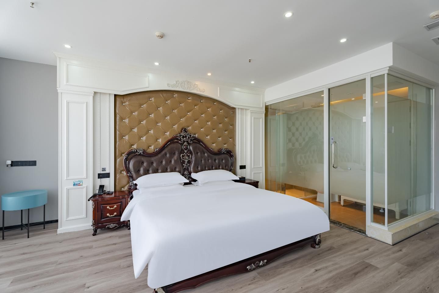 Dossen - Executive Suite