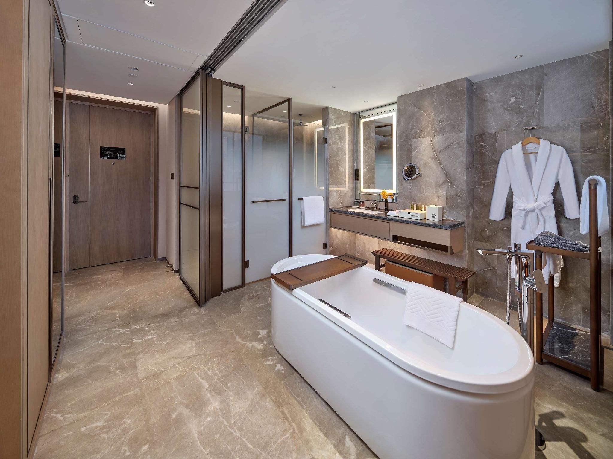 Twin Deluxe Room With Garden View And Balcony