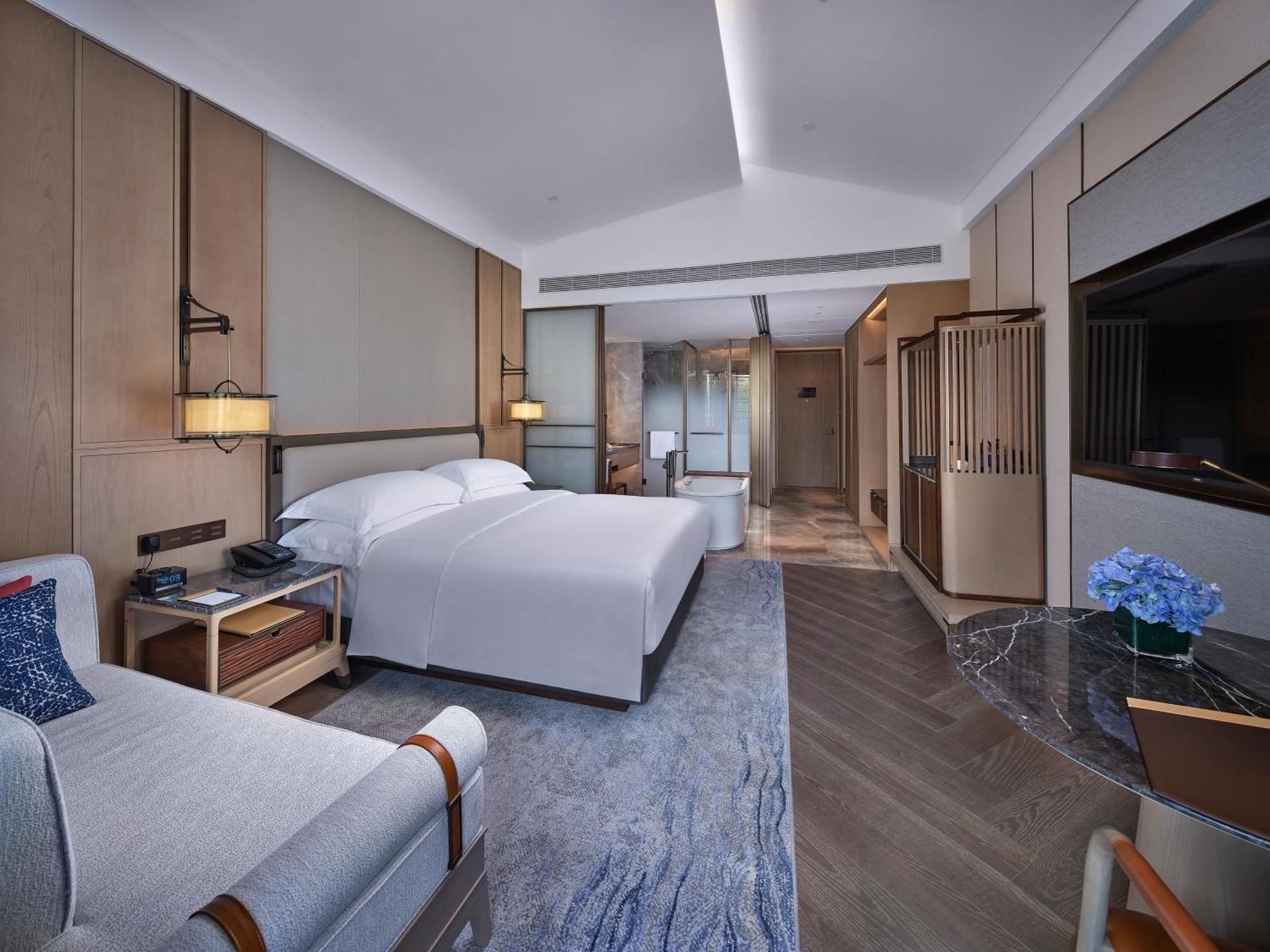 King Deluxe Room with Garden View and Balcony