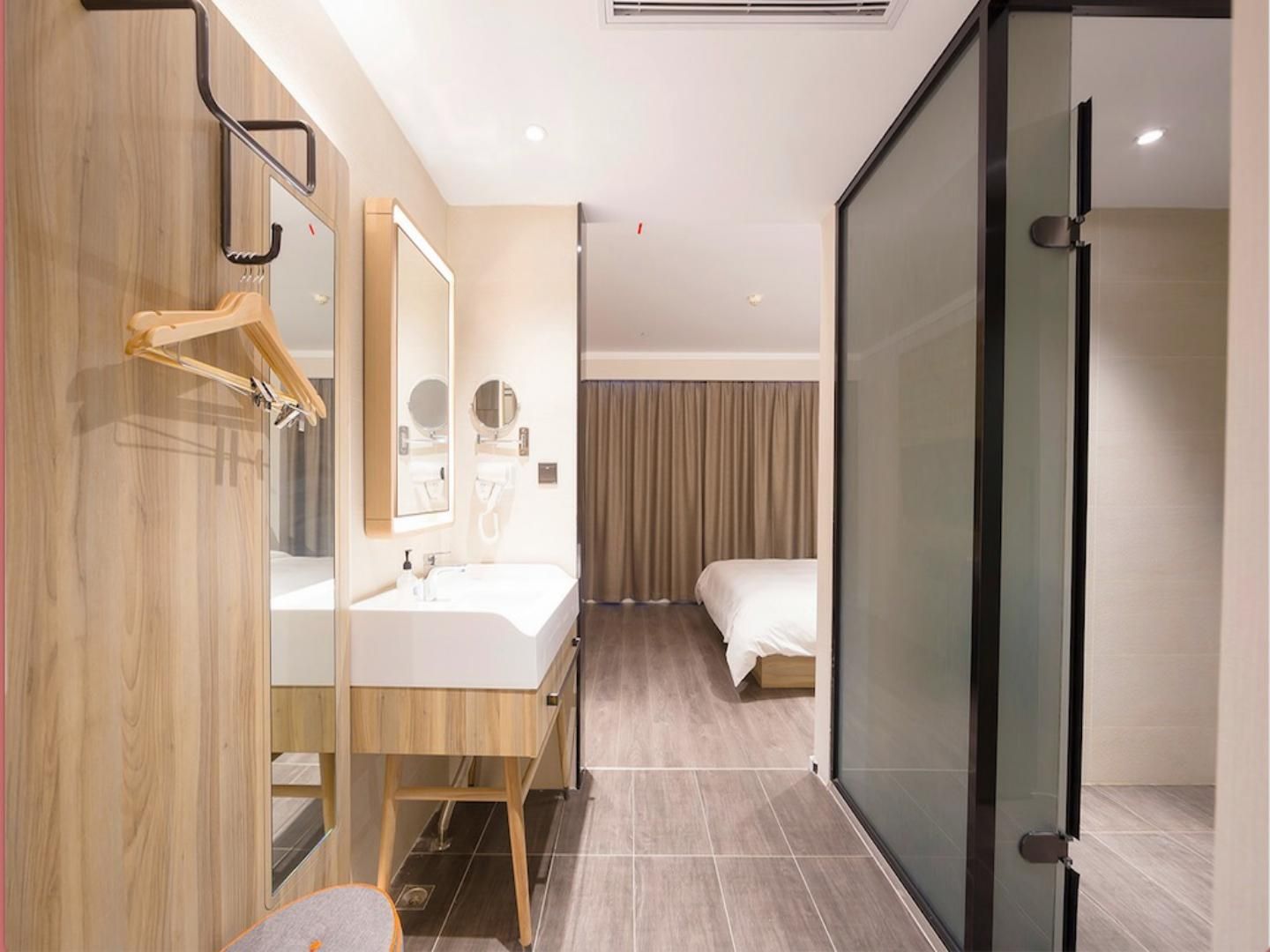 Huazhu - Superior Twin