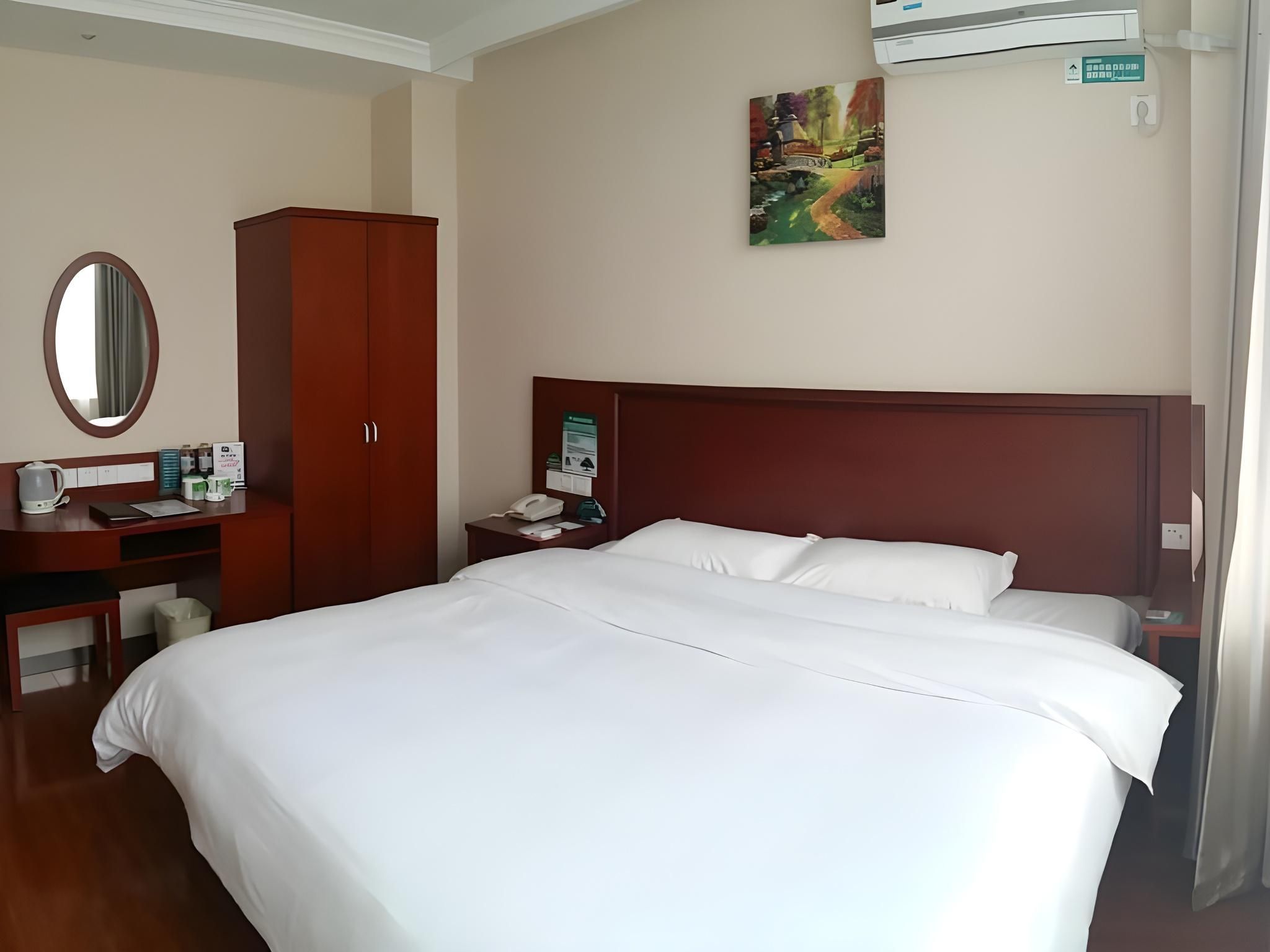 Hotel Queen Room