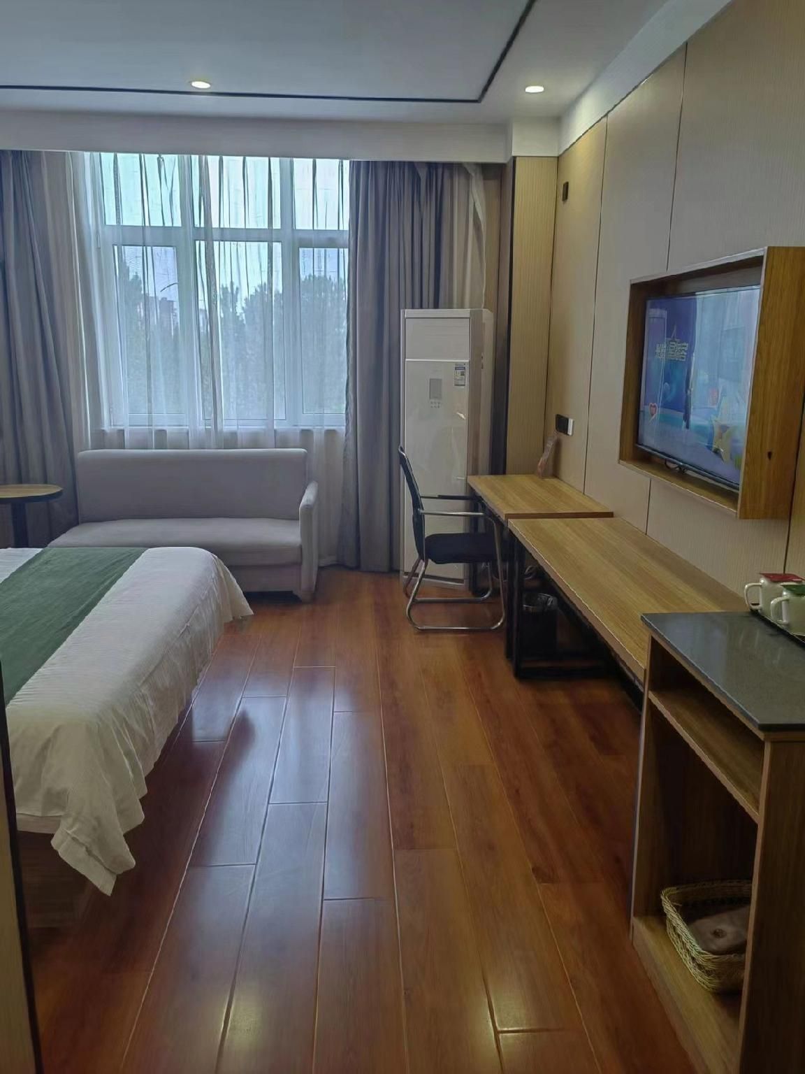 Queen Deluxe Room