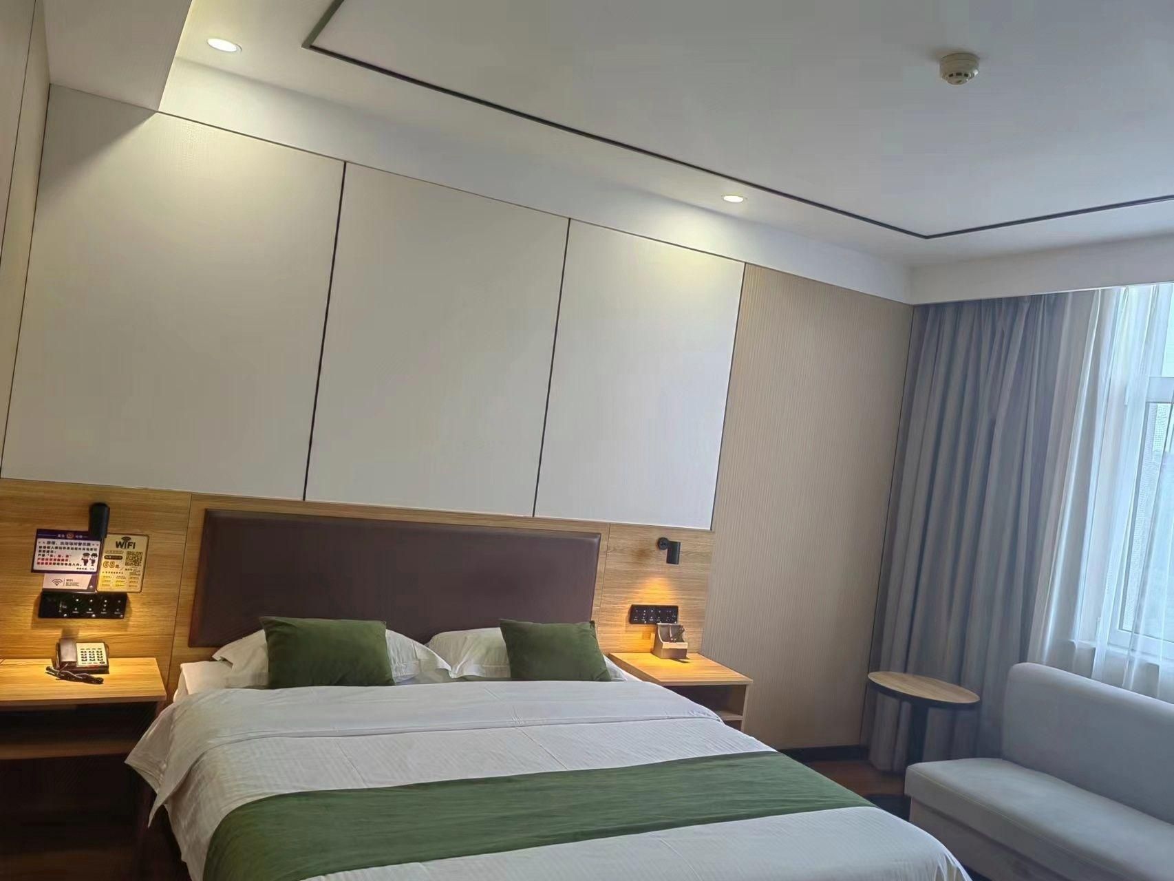 Queen Deluxe Room