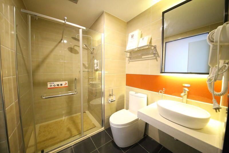 Feature Queen Room