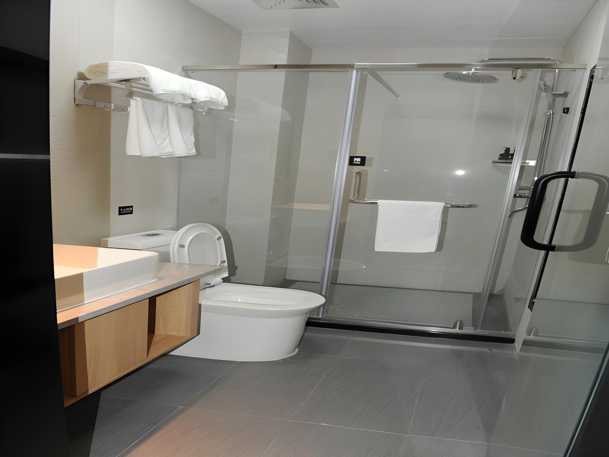 Business Queen Room