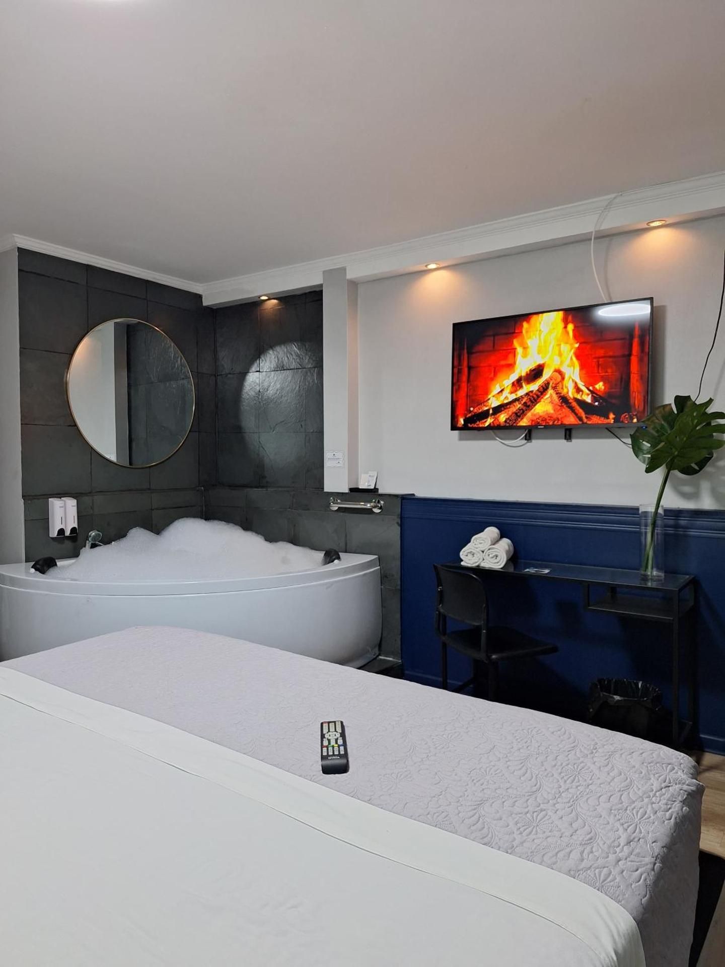 Deluxe Suite with Spa Bath