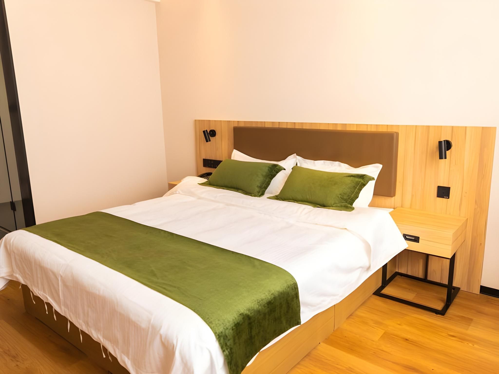 Queen Deluxe Room