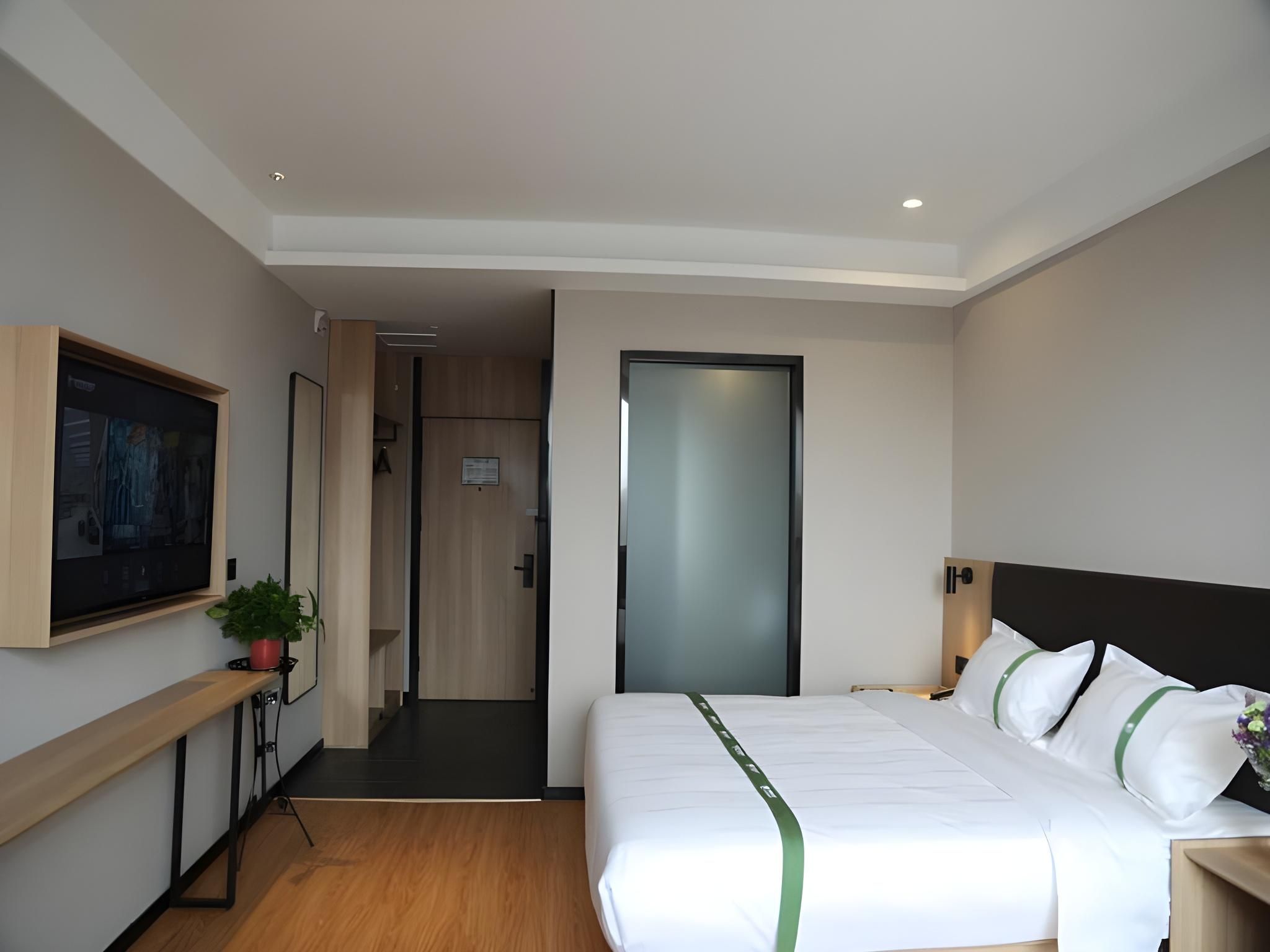 Queen Deluxe Room