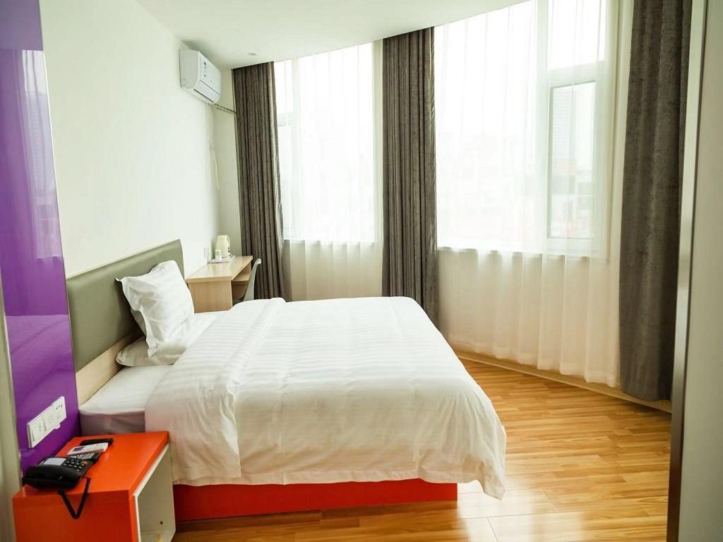 Business Queen Room
