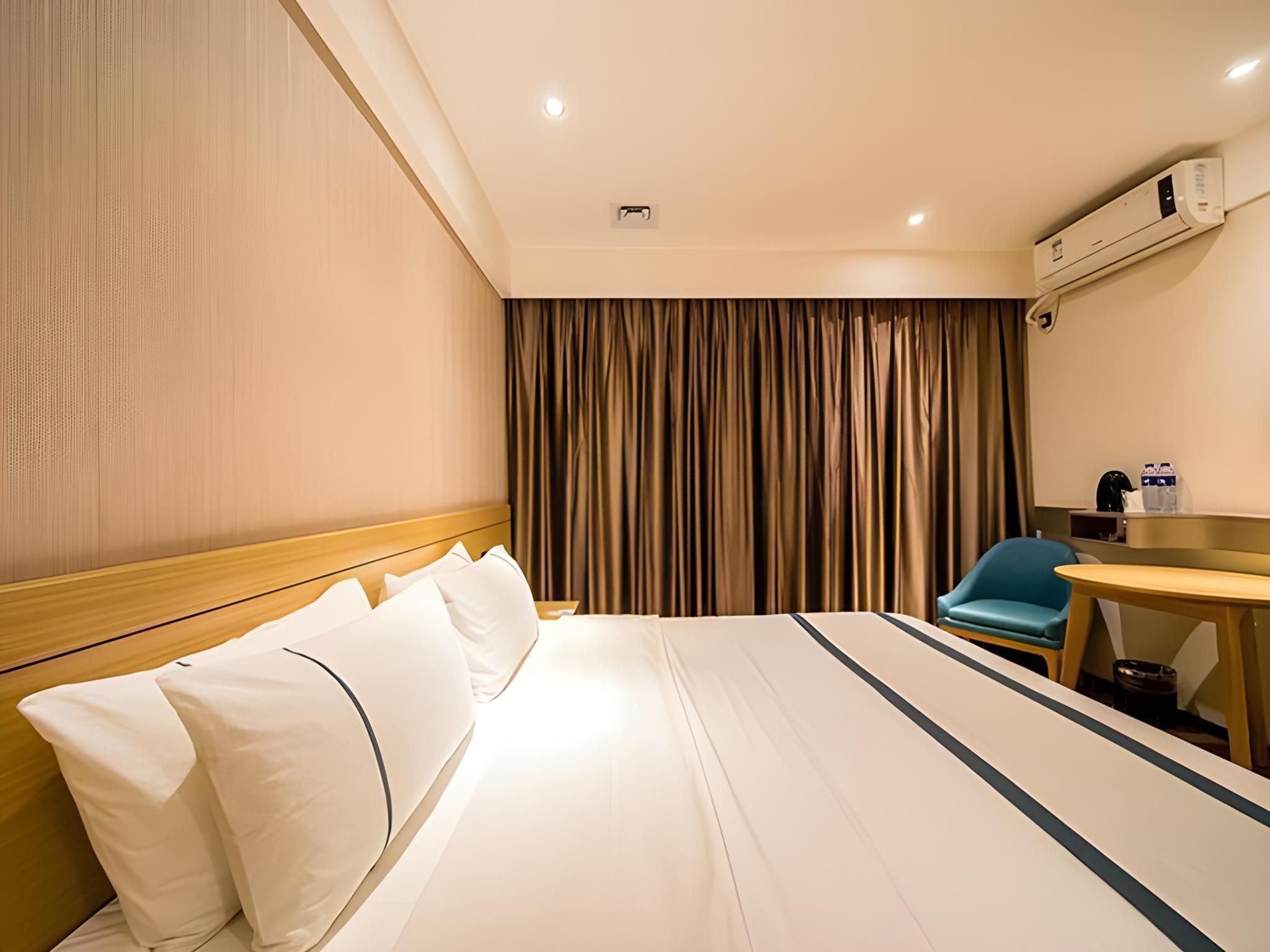 Stand Queen Room
