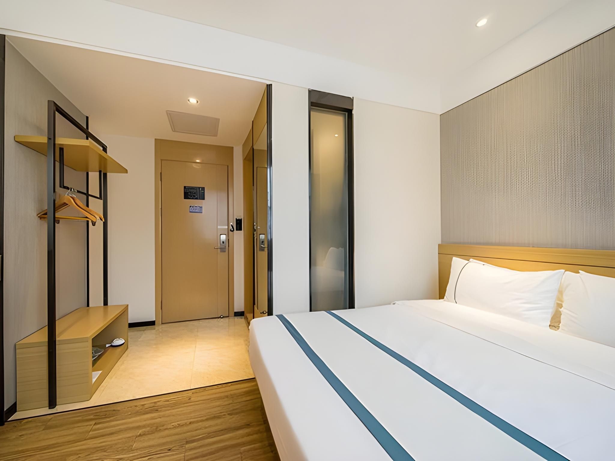 Business Queen Room