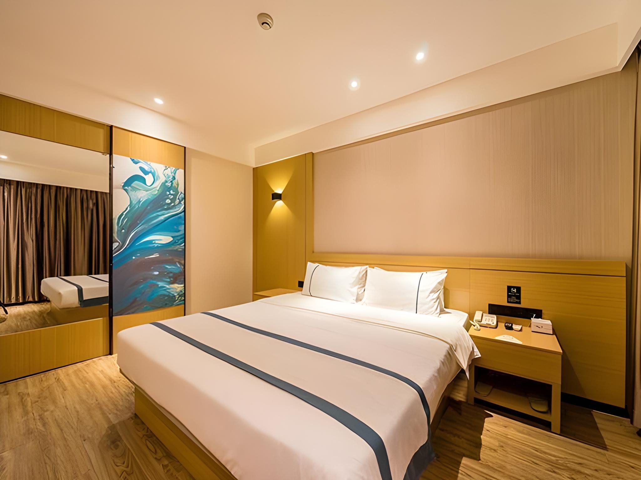 Stand Queen Room
