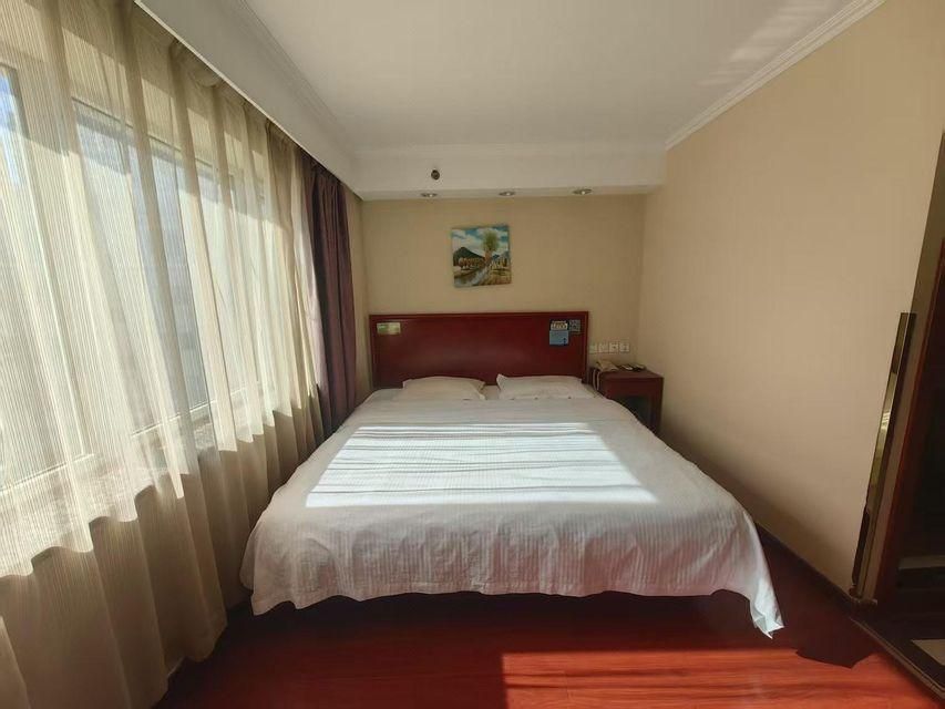 Feature Queen Room
