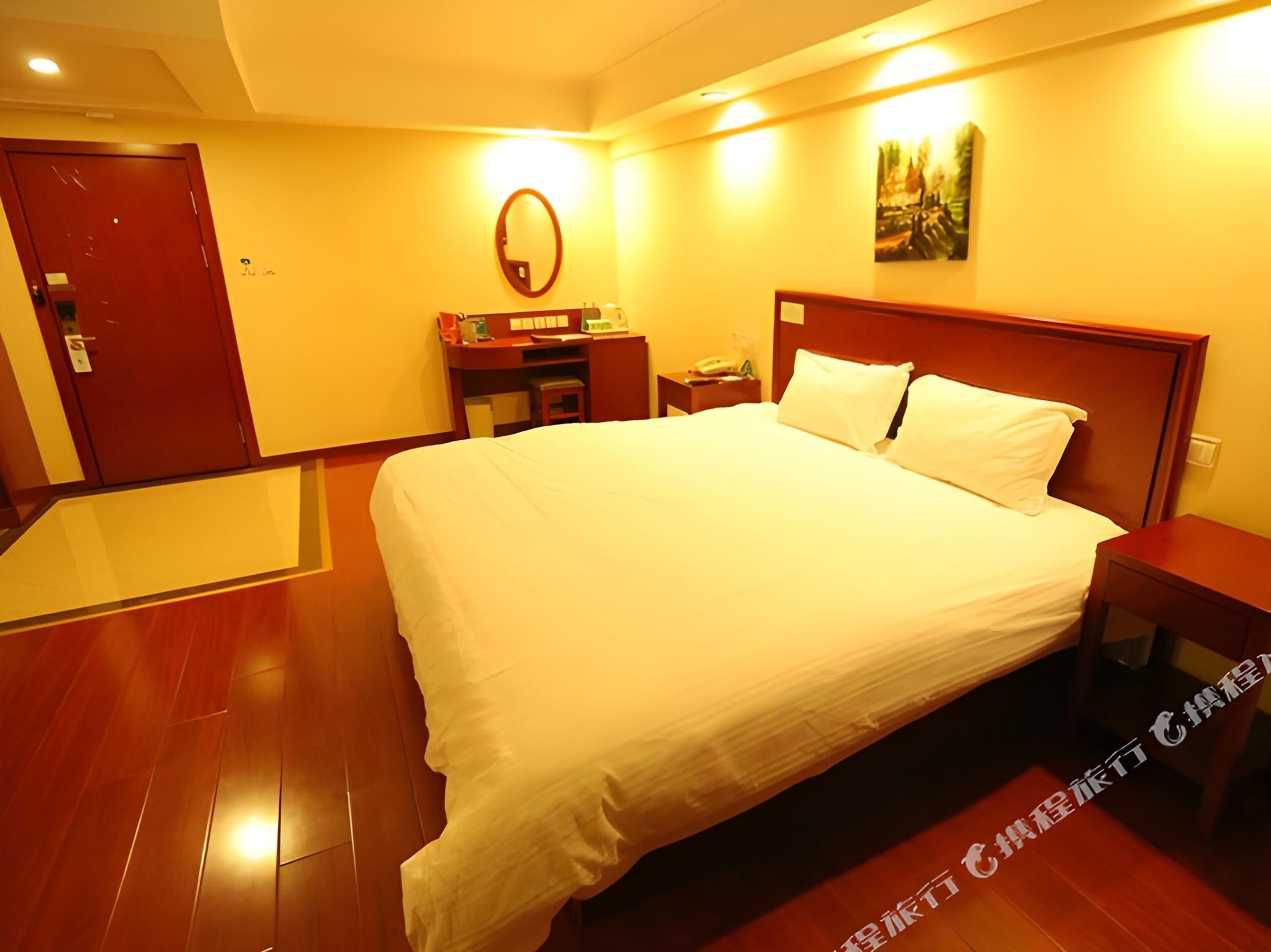 Feature Queen Room