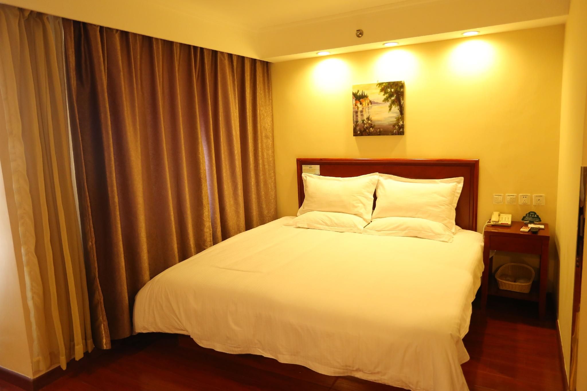 Hotel Queen Room