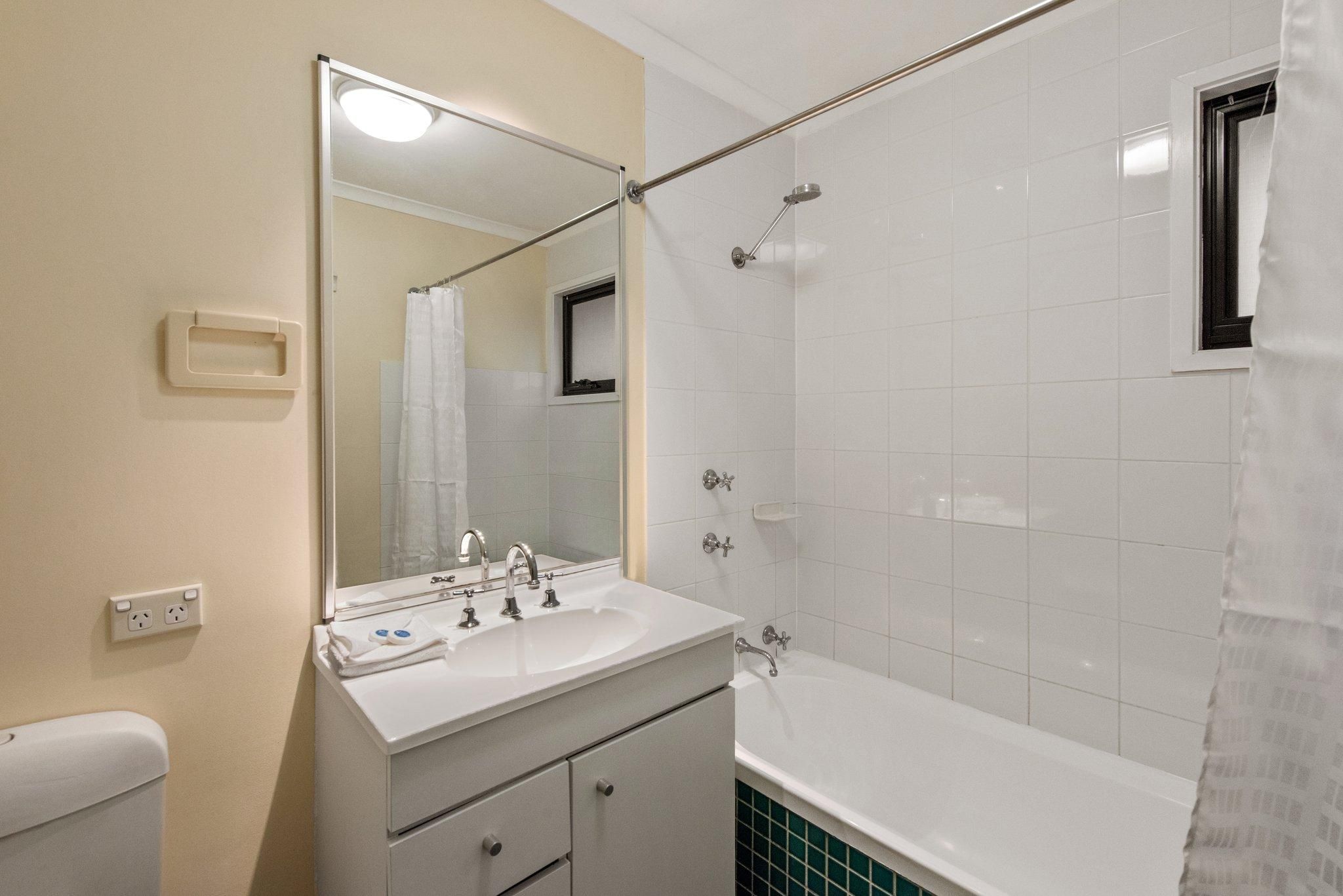 Deluxe 3 Bedroom Cabin - Sleeps 8