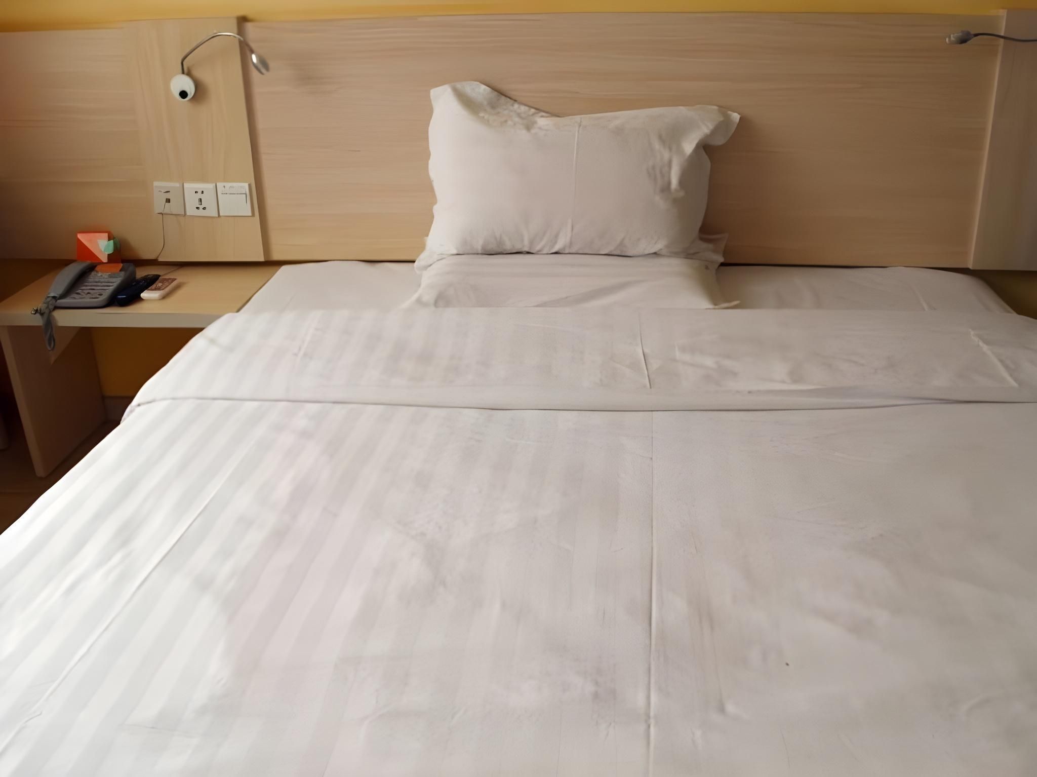 Business Queen Room