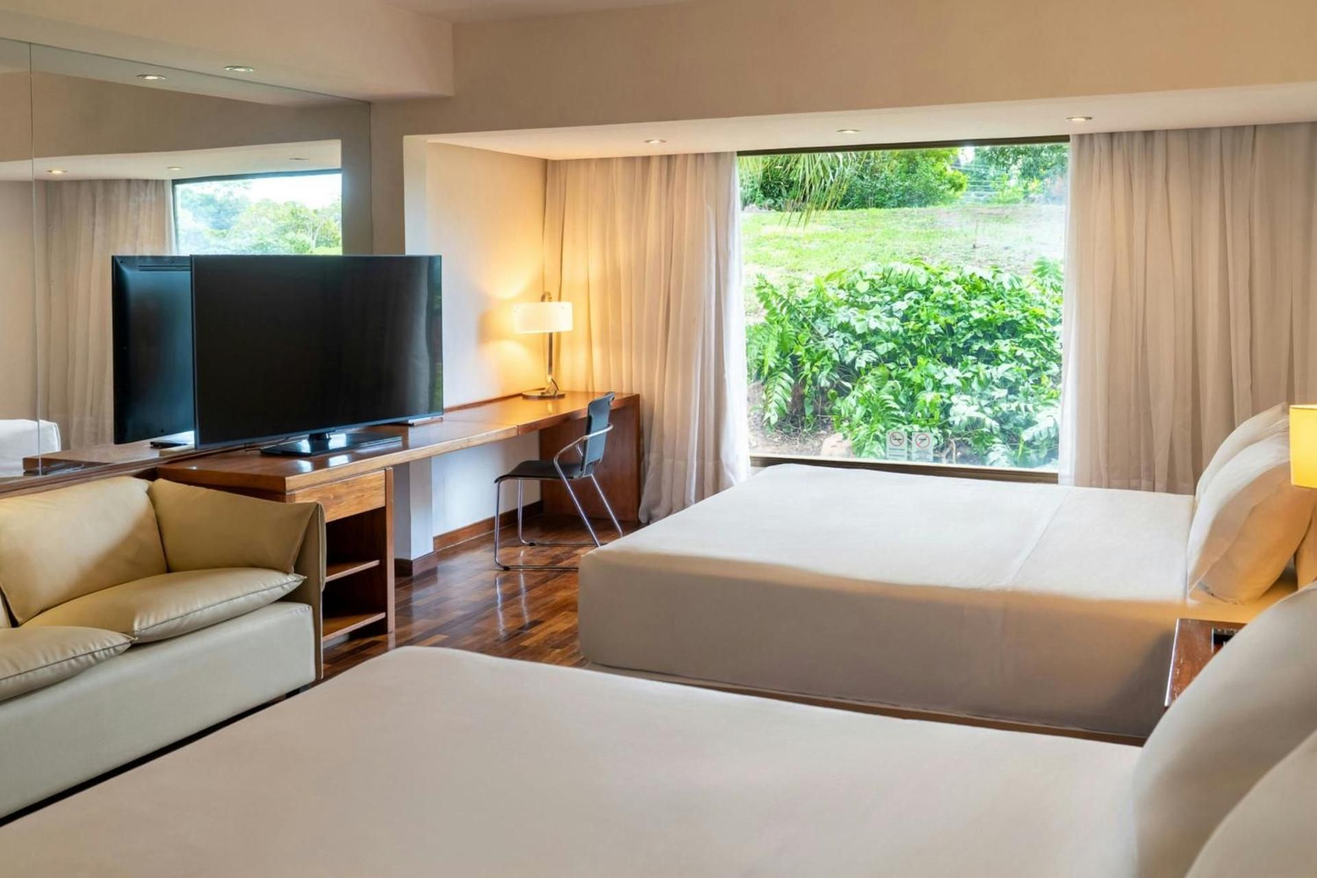 Deluxe Guest Room, 1 King, Garden View