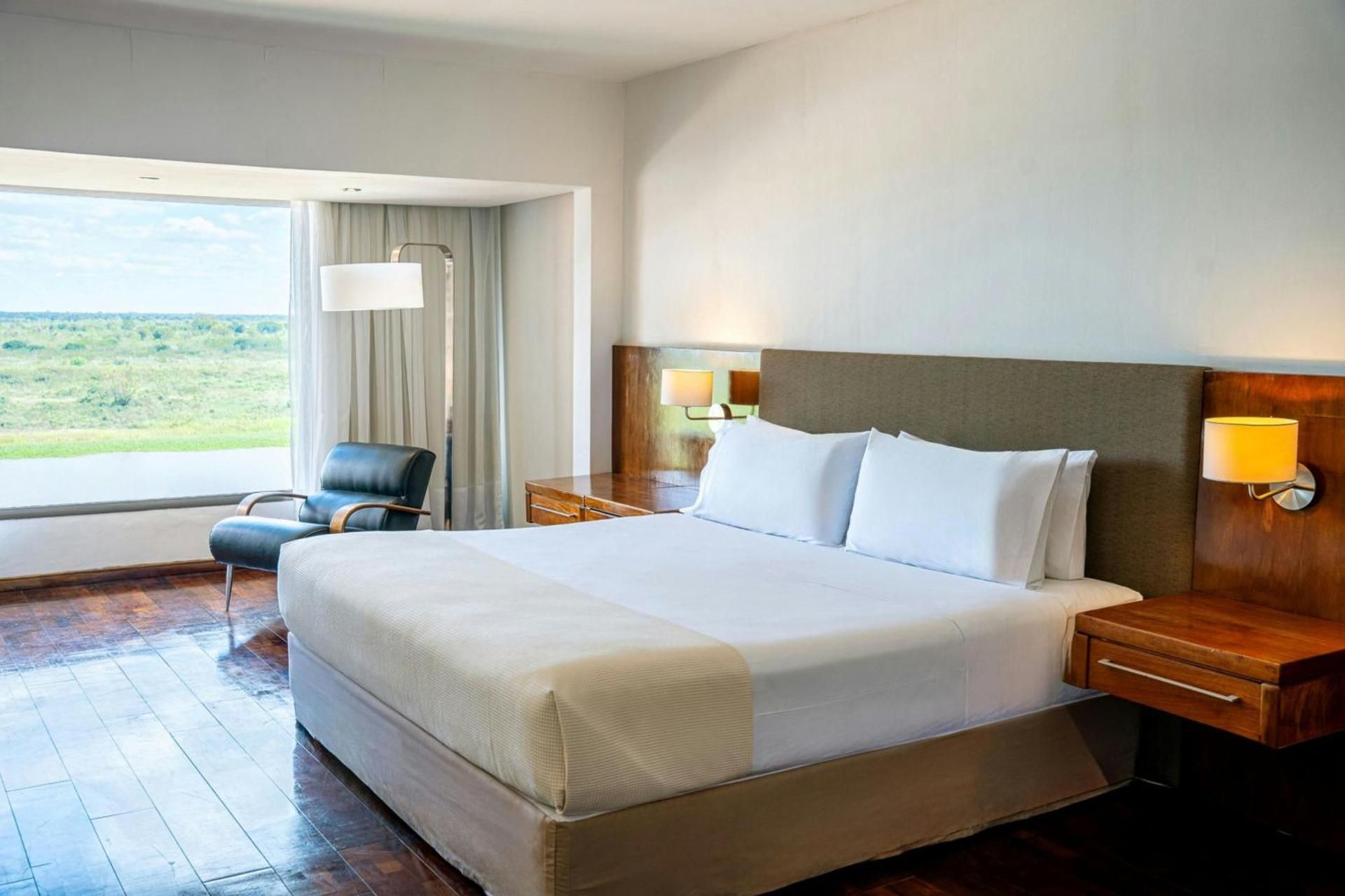 Deluxe Guest Room, 1 King, Garden View