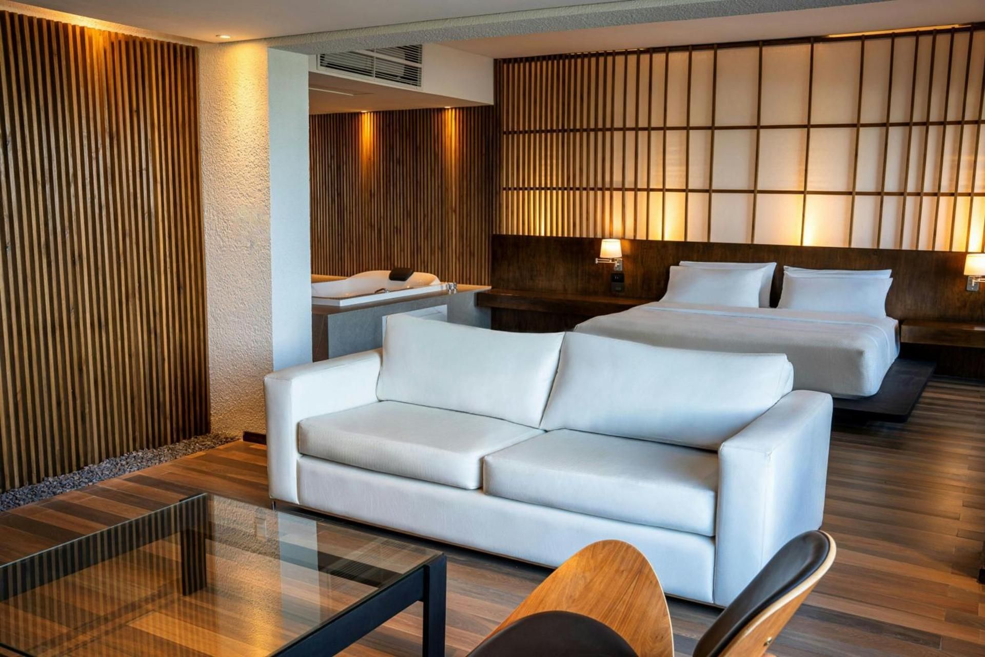 Yacht & Golf Club Paraguayo, a Tribute Portfolio Resort Luxury King Suite with Balcony and Whirlpool - River View