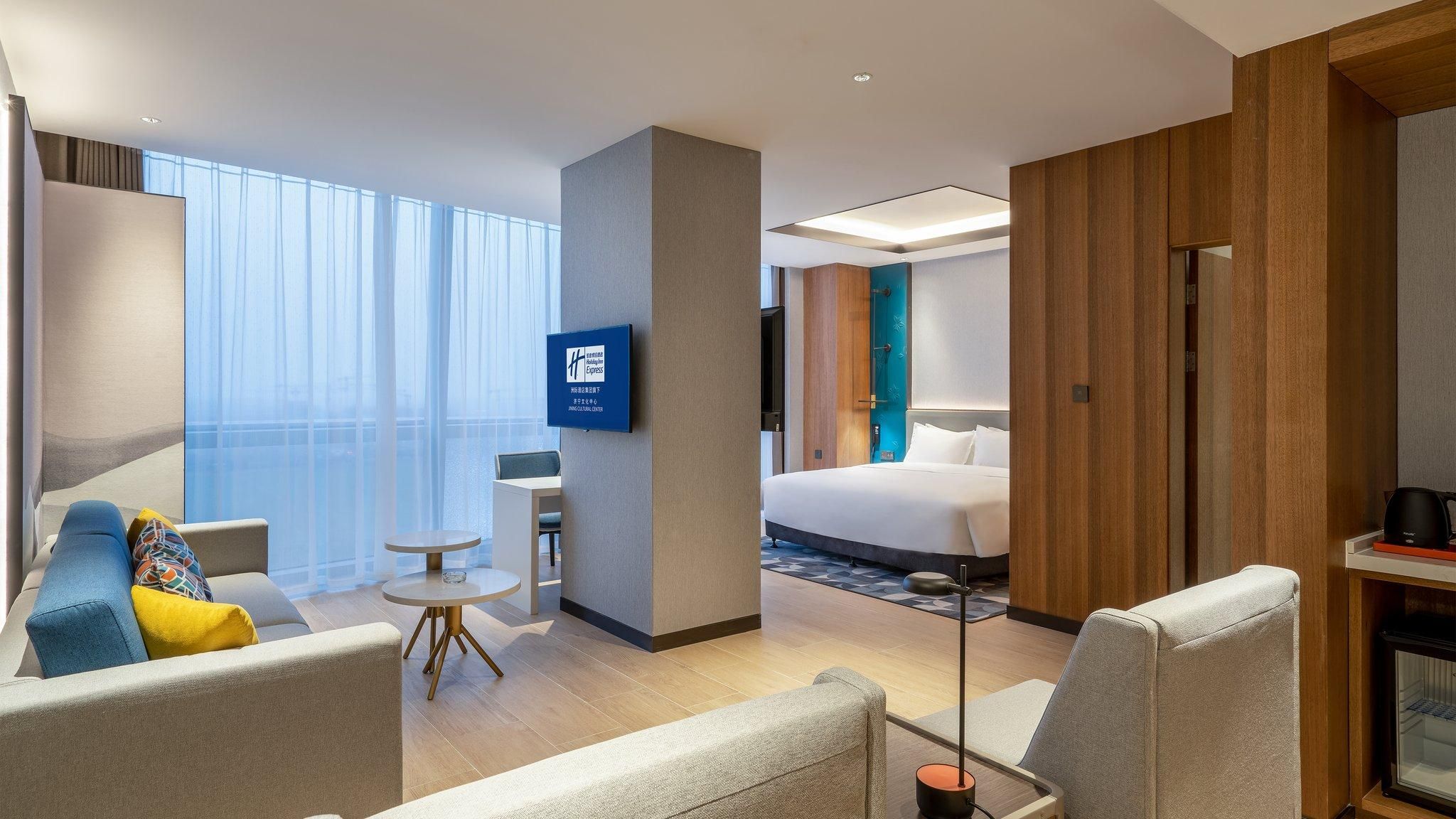 1 King Bed Suite