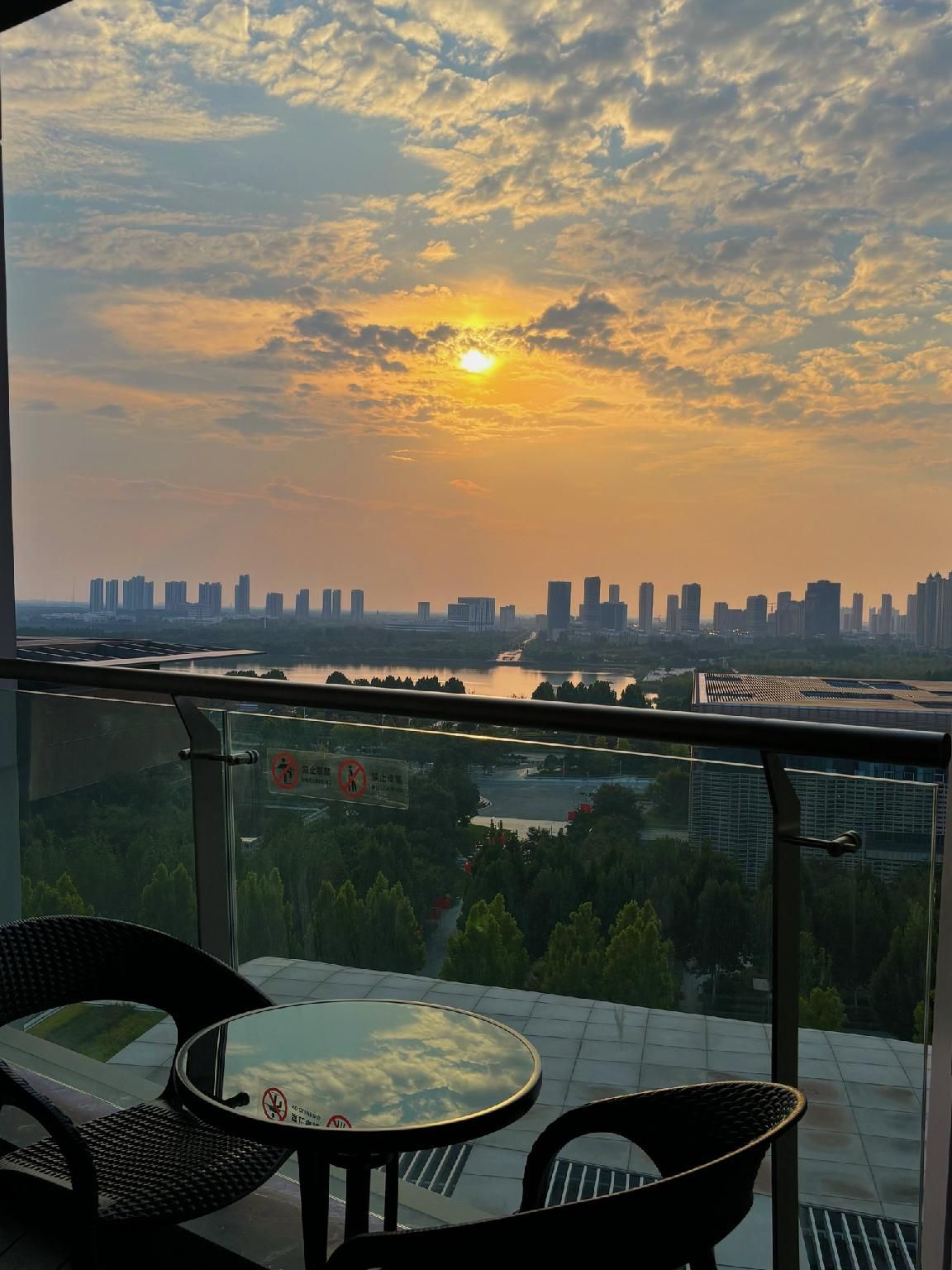 1 King Standard Lake View