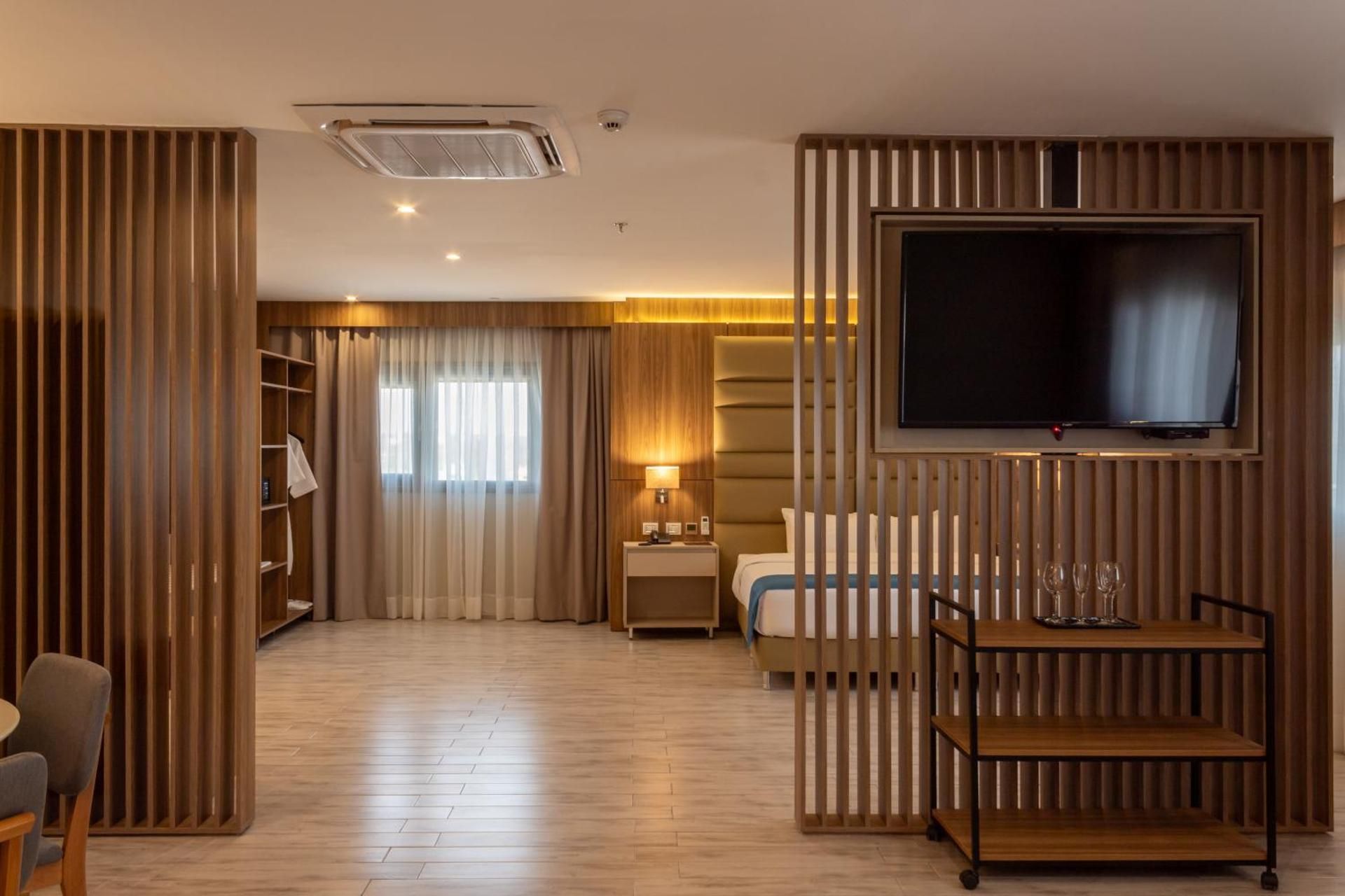 Premium Room, 1 King Bed, Non-Smoking