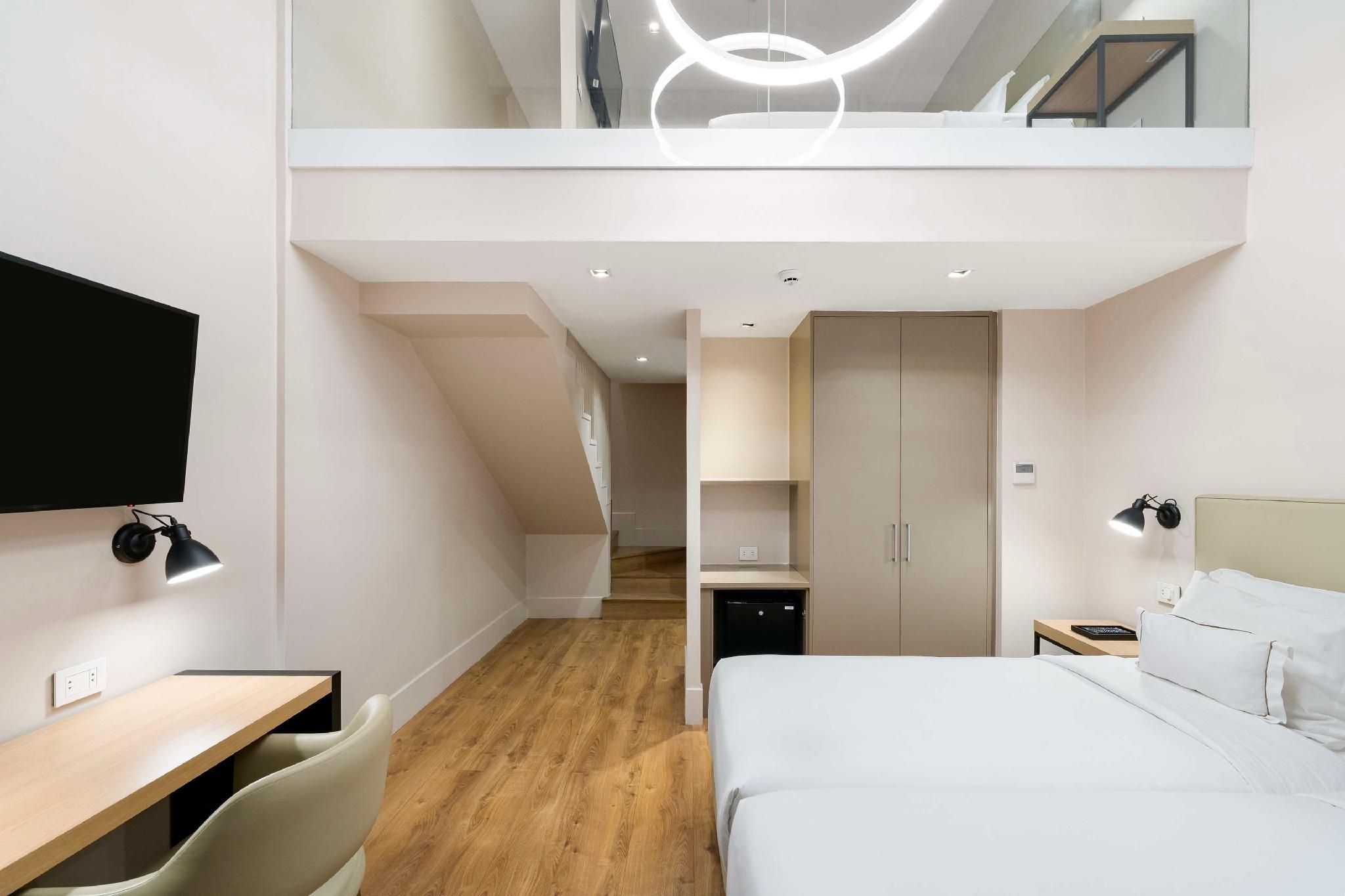 1 KING 2 TWIN BEDS- FAMILY DUPLEX