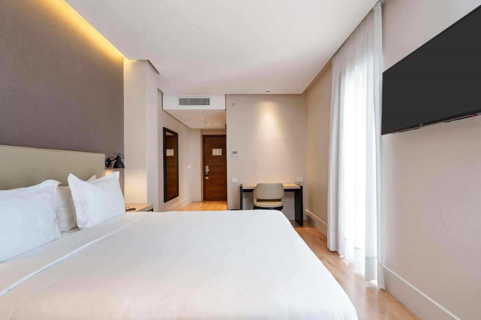 King Room with Roll-In Shower - Disability Access