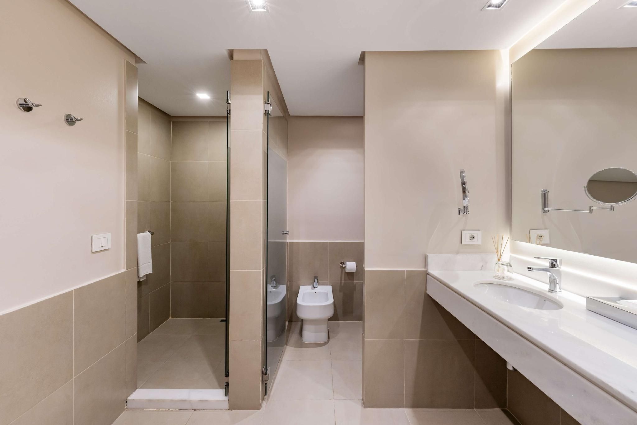 1 KING 2 TWIN BEDS- FAMILY DUPLEX