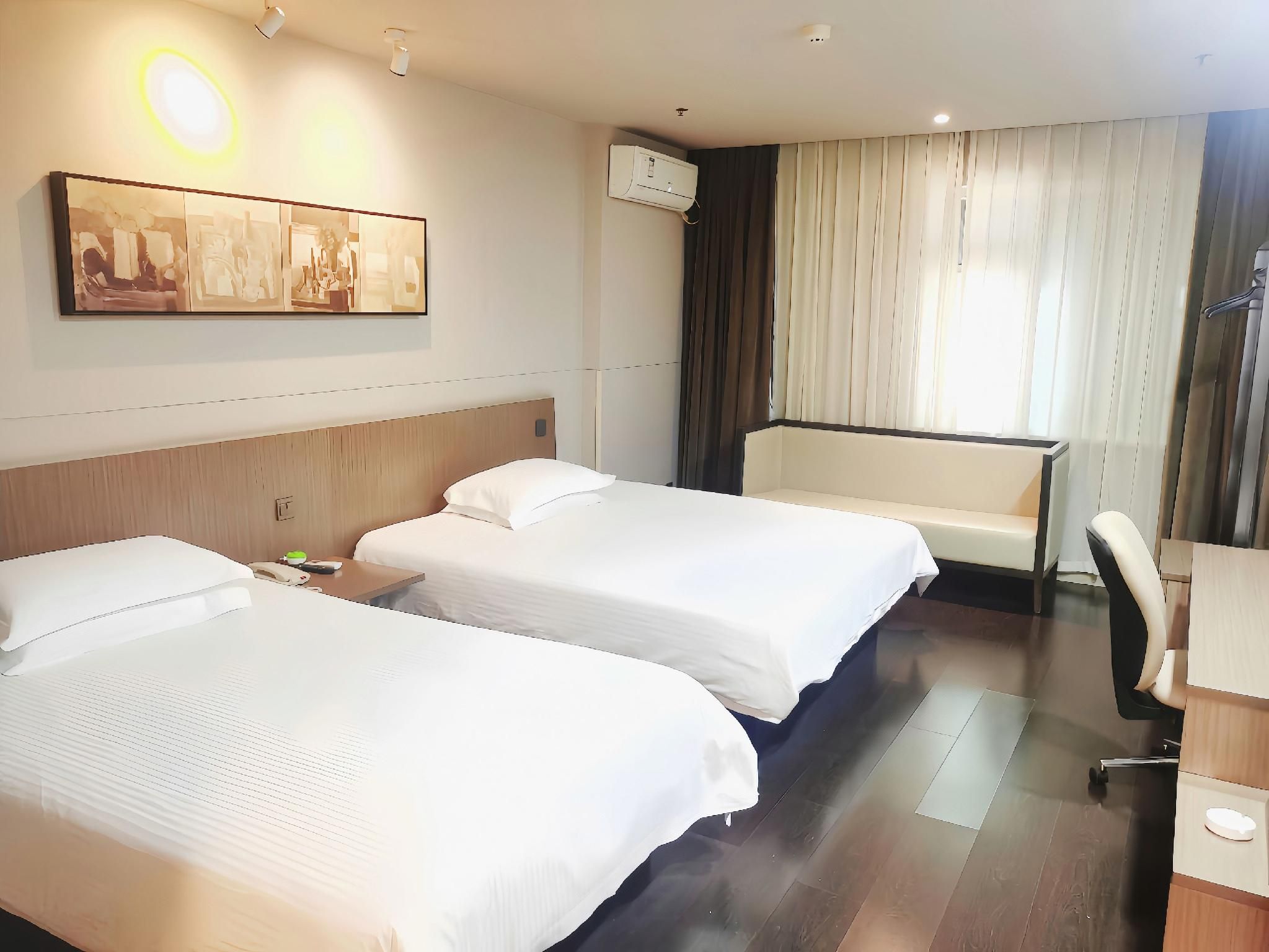 WH - Standard Twin Bed Family Room