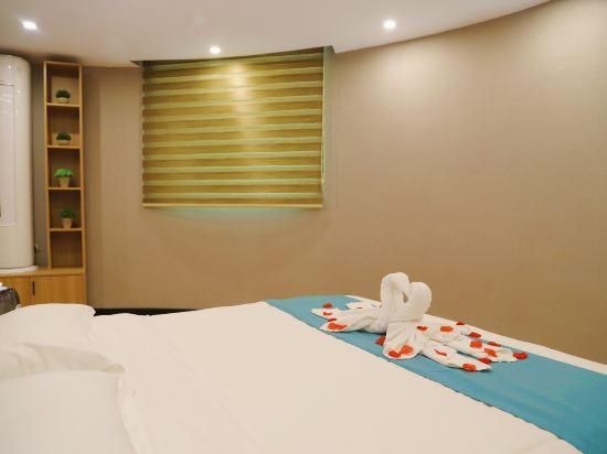 Queen Deluxe Room