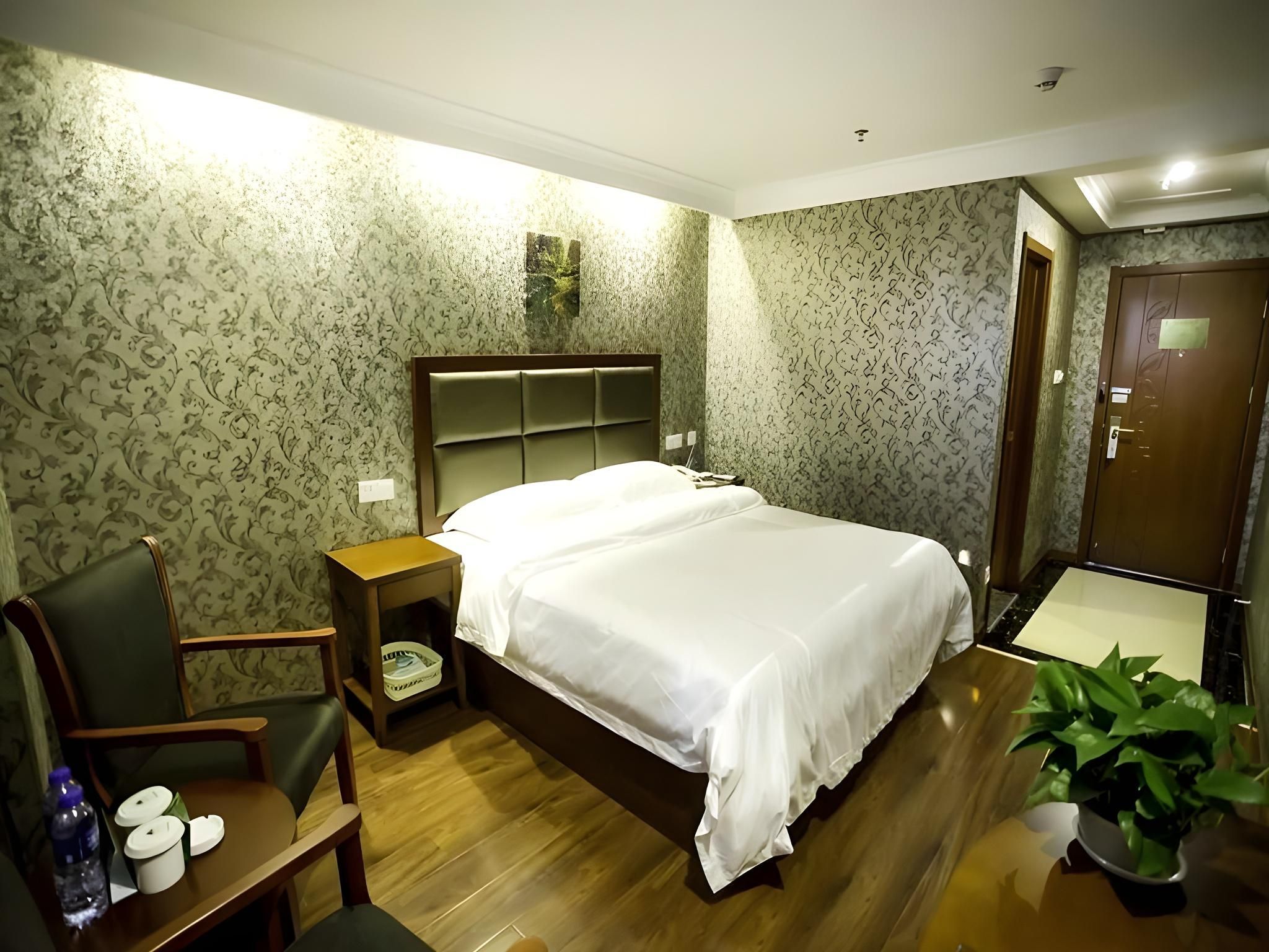 Hotel Queen Room