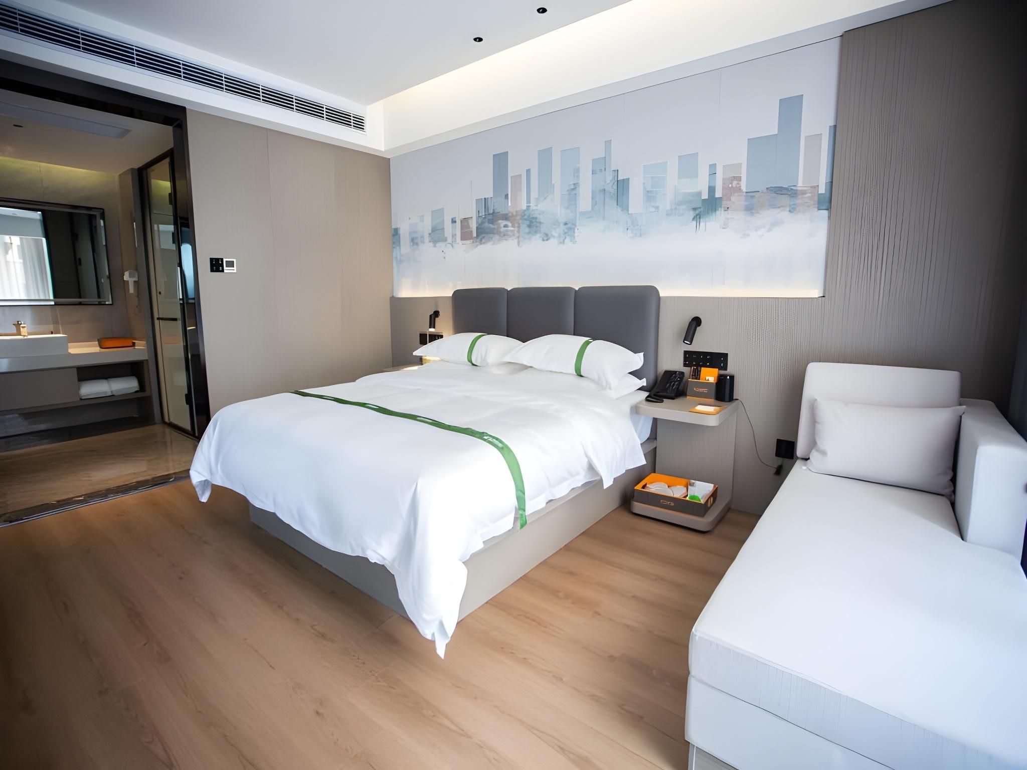 Queen Deluxe Room