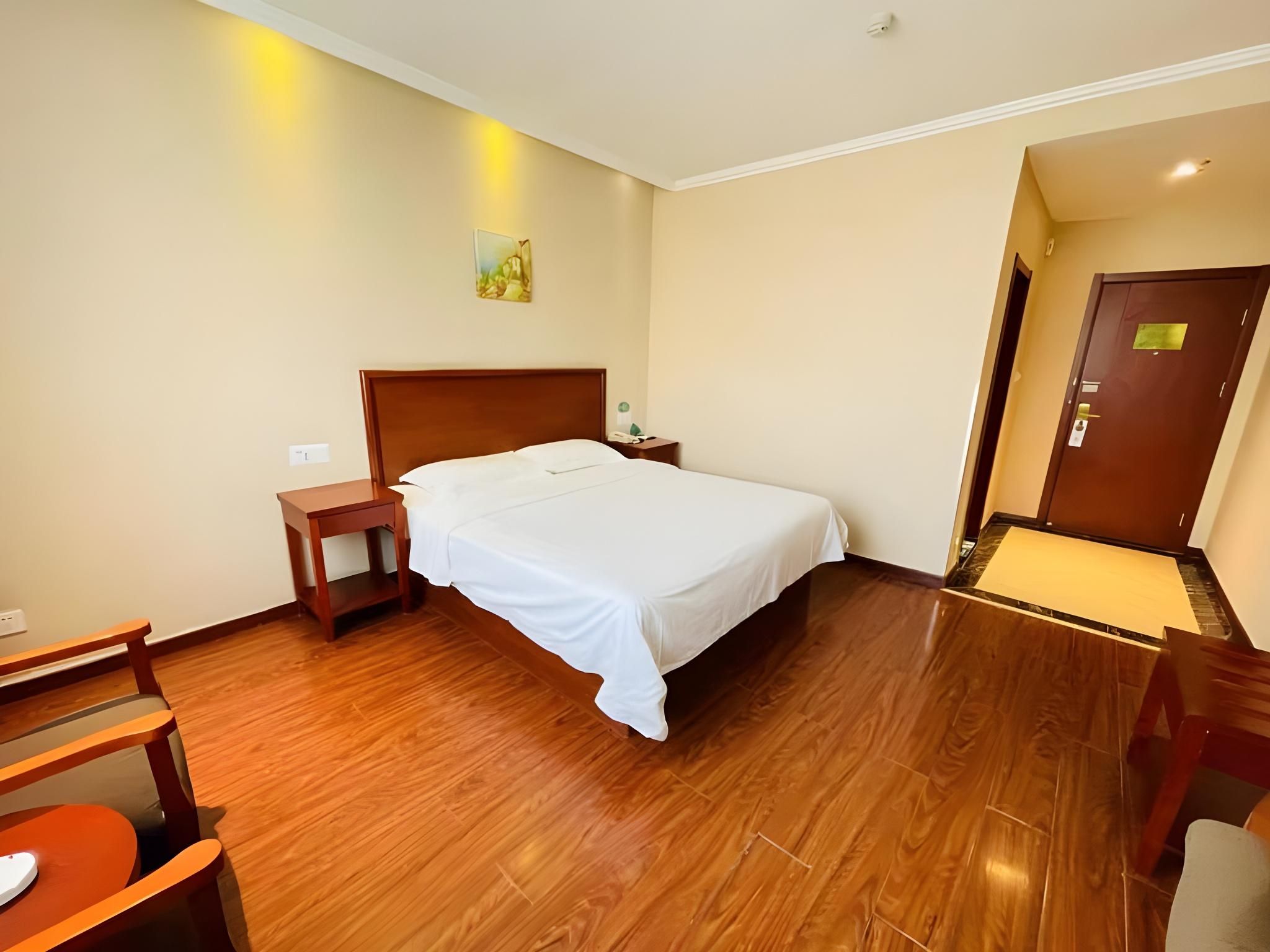 Hotel Queen Room