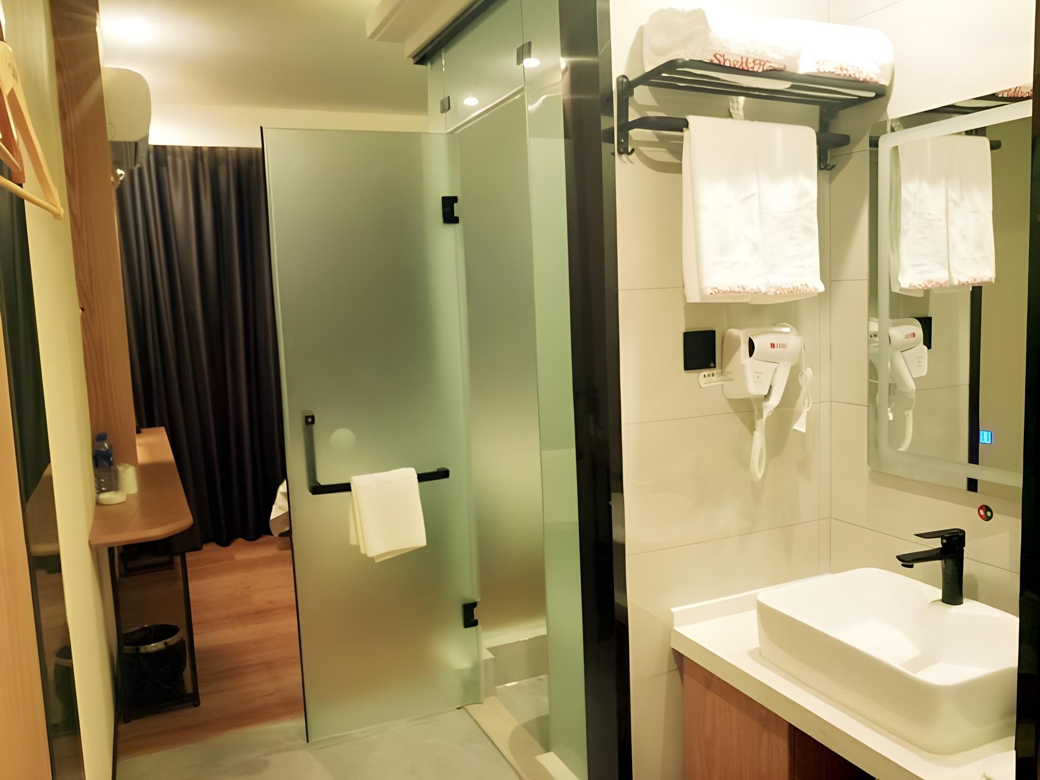GTI - Fashion 1 Bed Room, Partial Room no Window