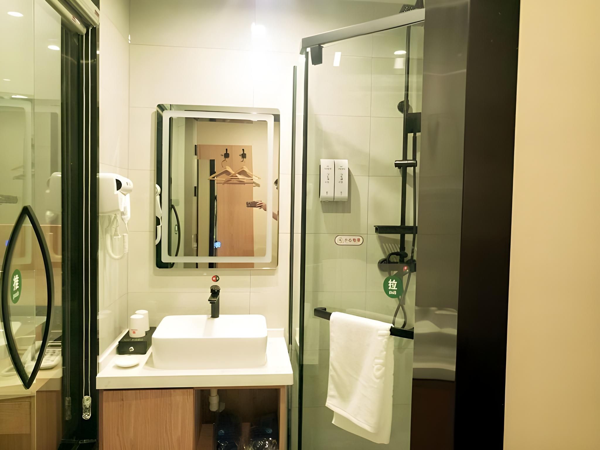 Business Queen Room