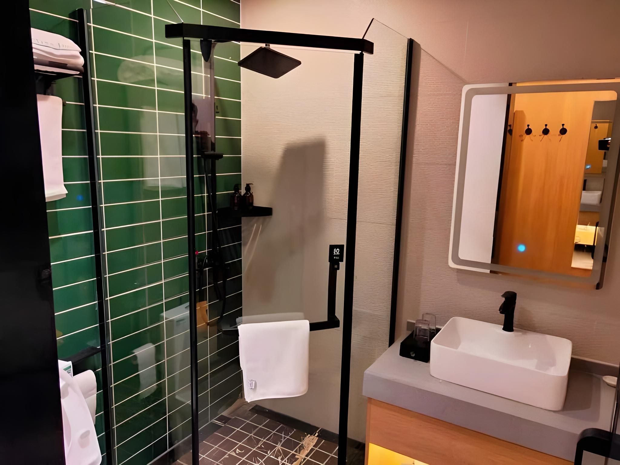 Hotel Queen Room