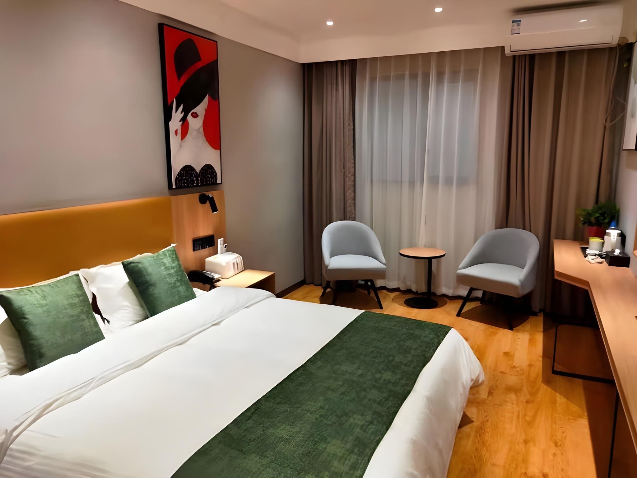 Hotel Queen Room