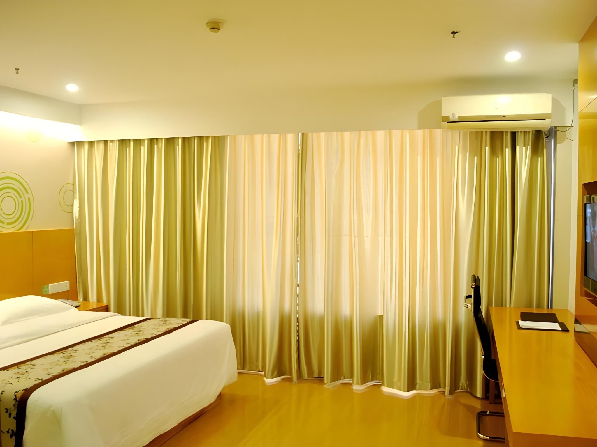 Business Queen Room