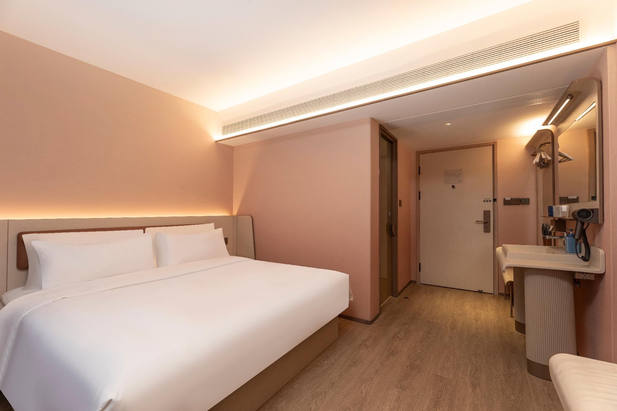 Huazhu - Room With Bed