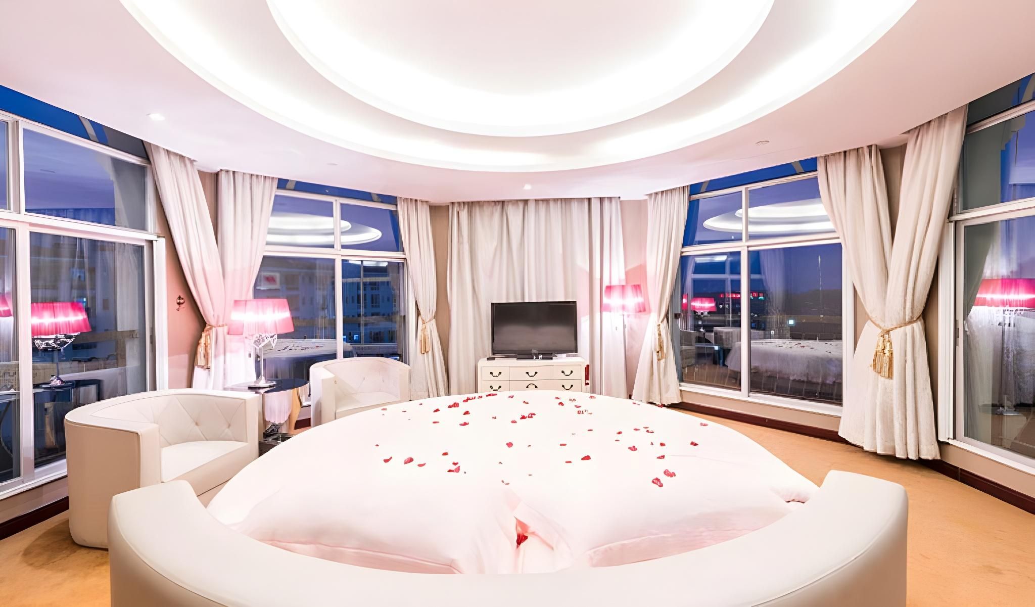 Honeymoon Suite
