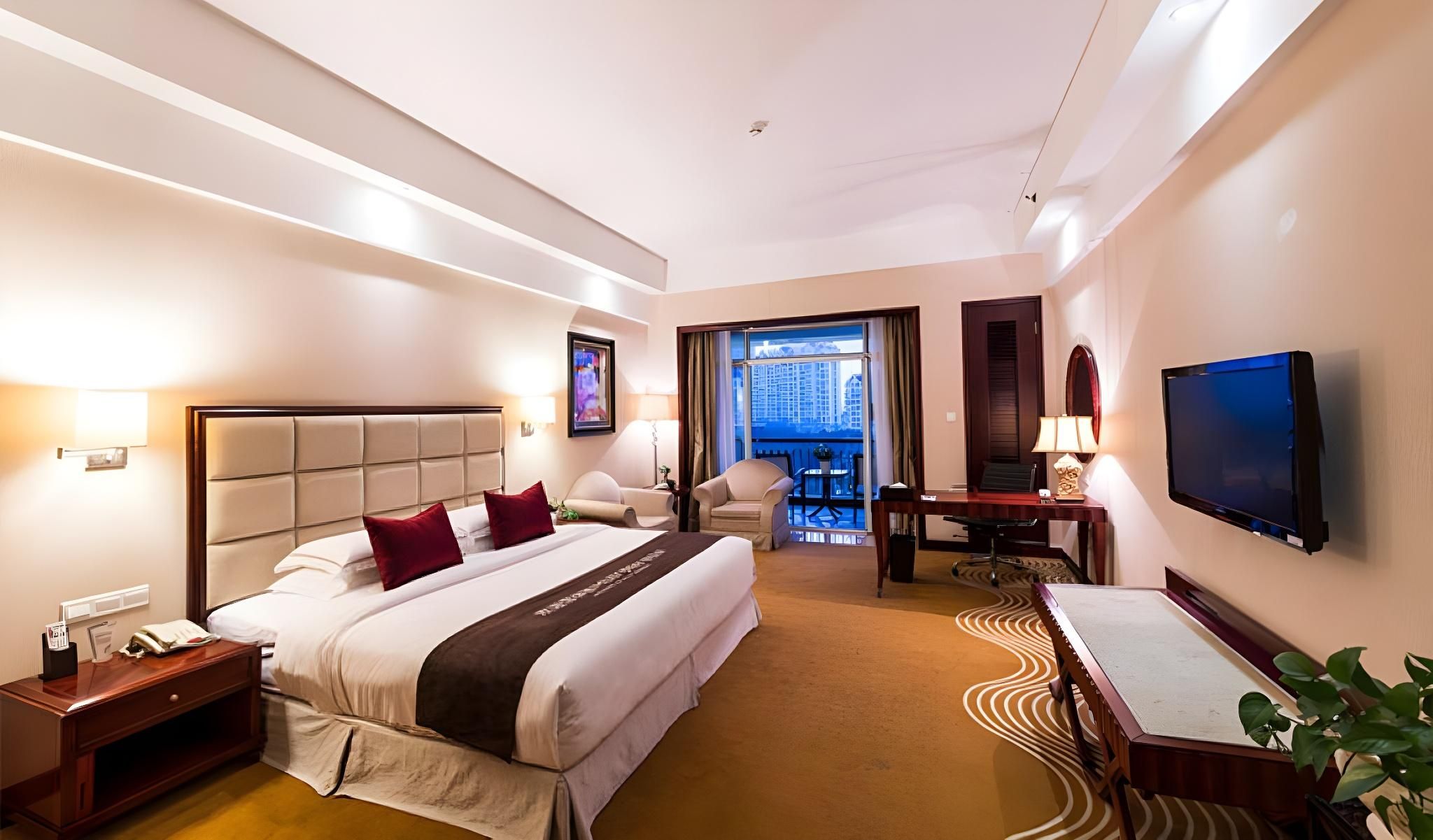 Deluxe Room, Guest room, 1 King, Garden view, Balcony