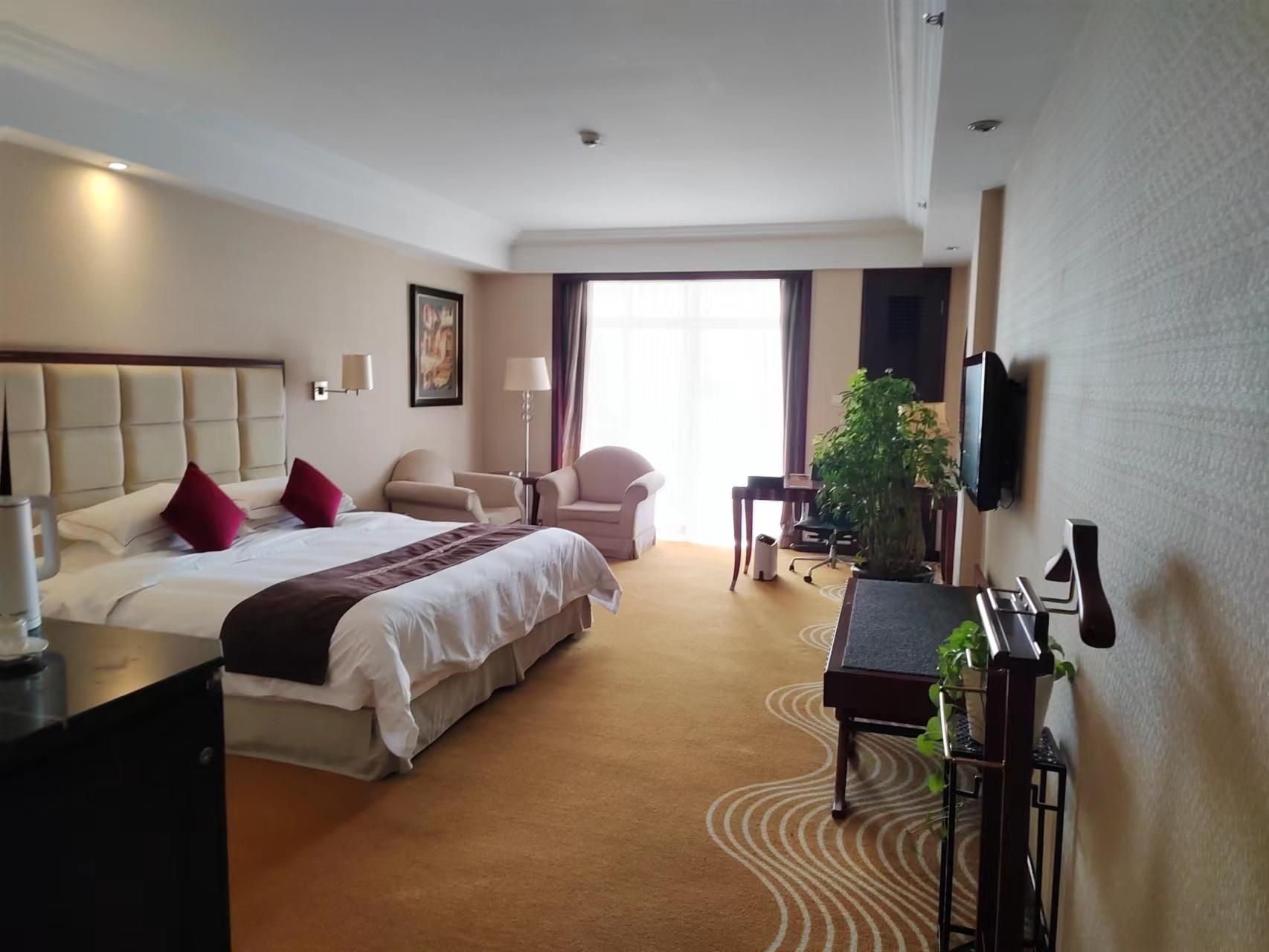 Deluxe Room, Guest room, 1 King, Garden view, Balcony