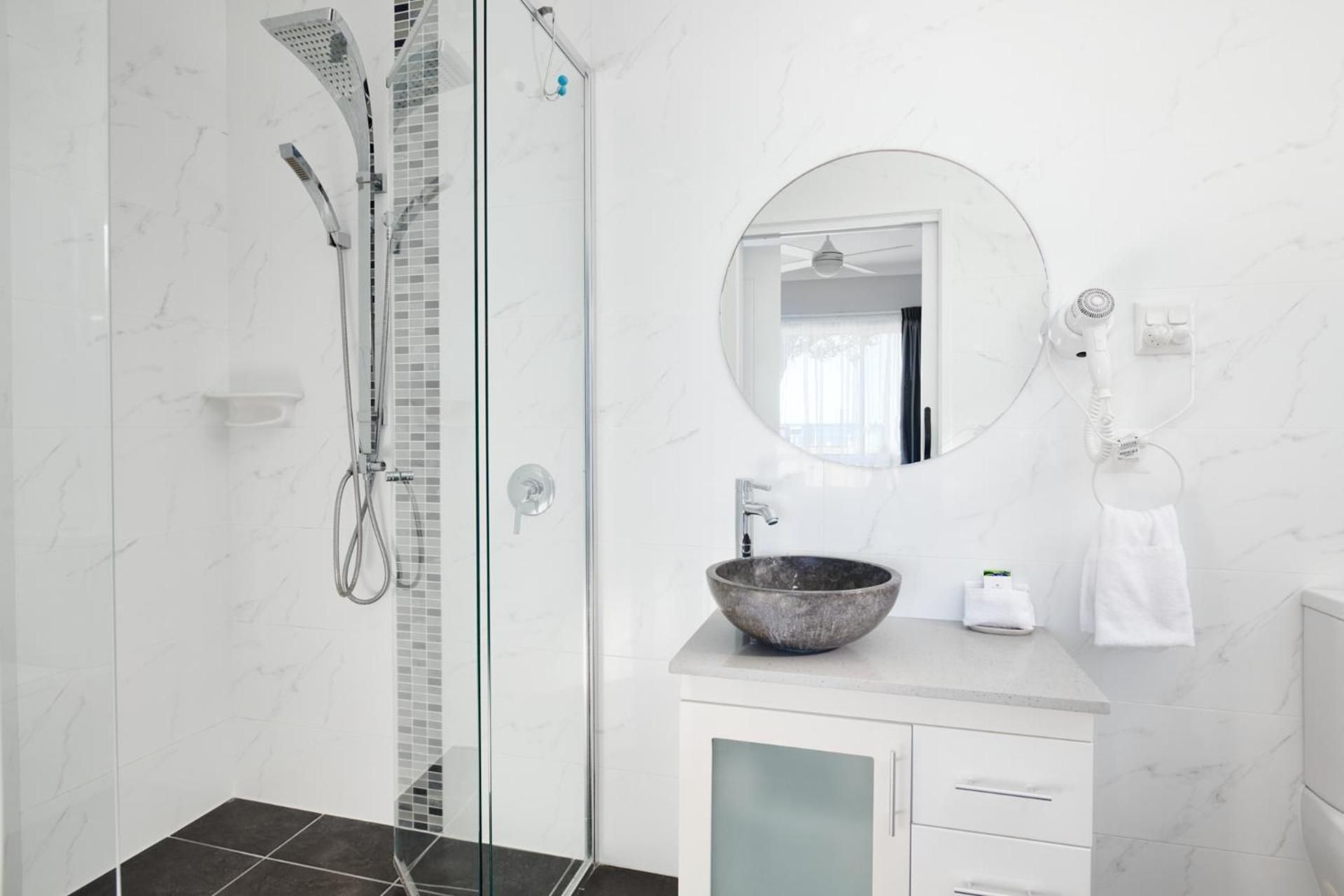 One Bed Ocean View Contemporary Apartment