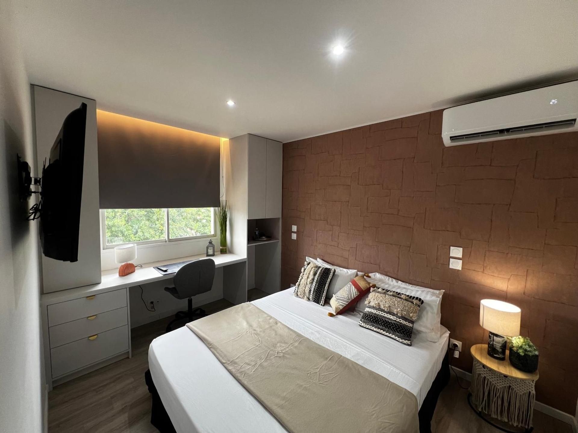 Deluxe Room (1 adult + 1 child)