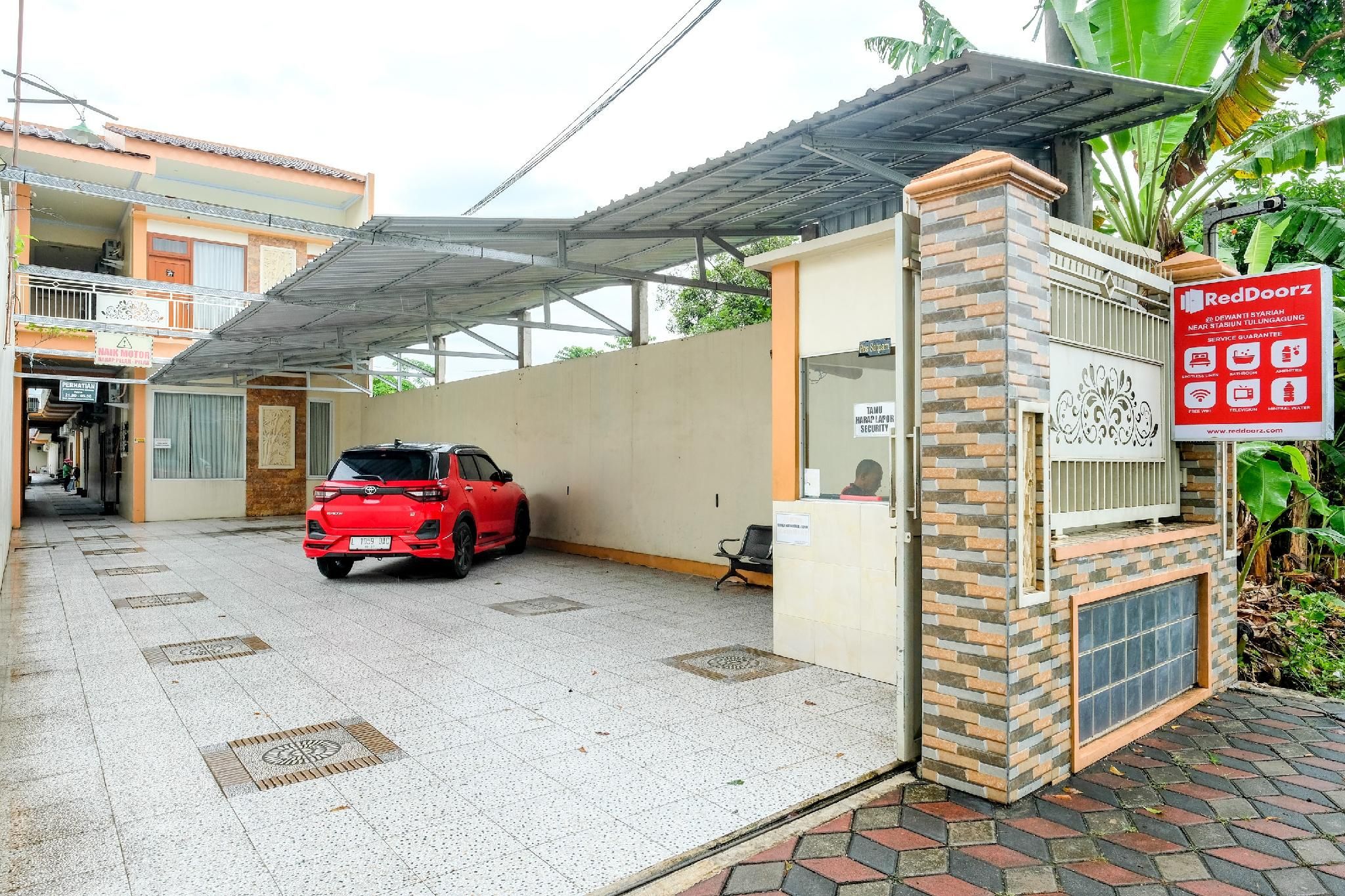 RedDoorz @ Dewanti Syariah near Stasiun Tulungagung